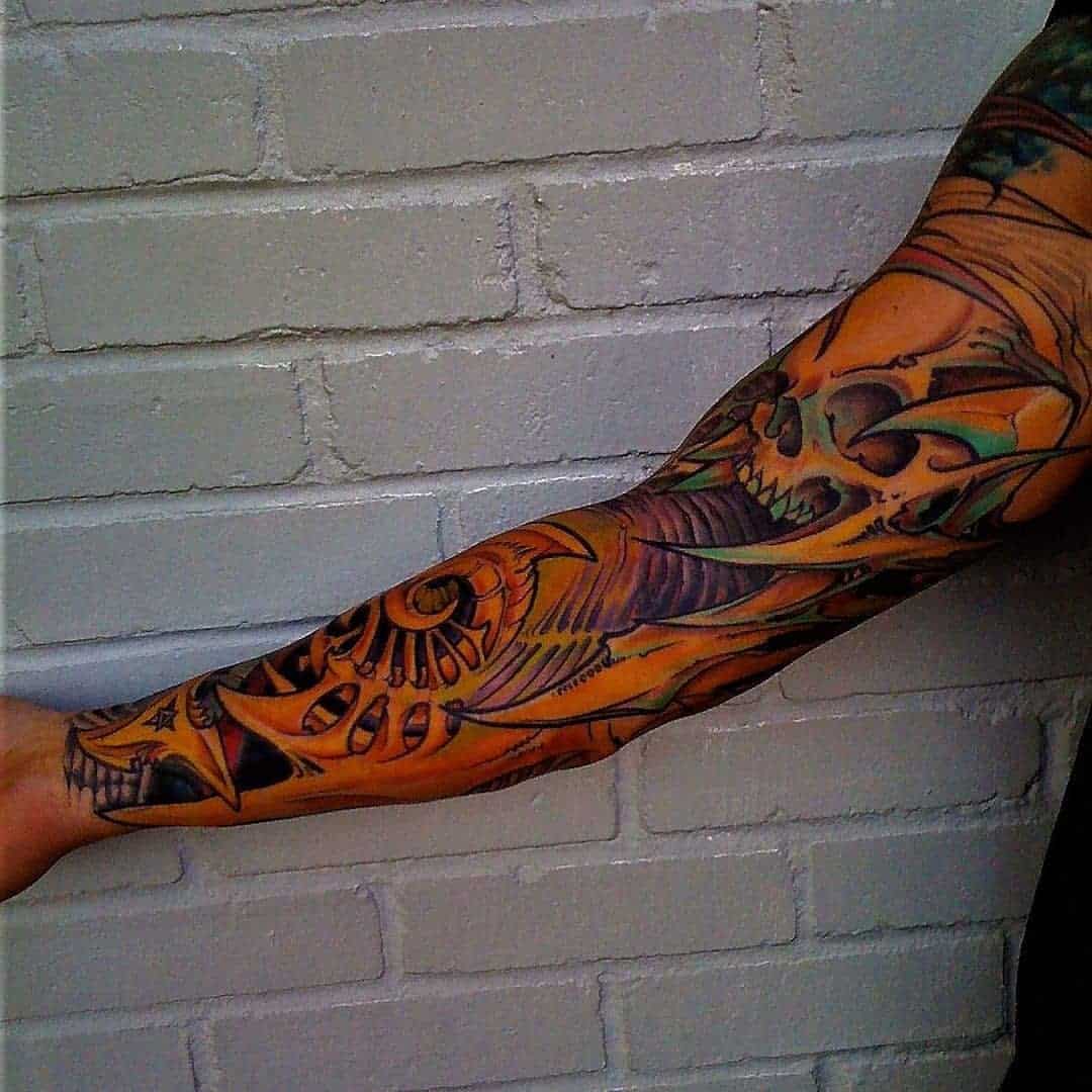 Tatuaje de antebrazo biomecánico 2