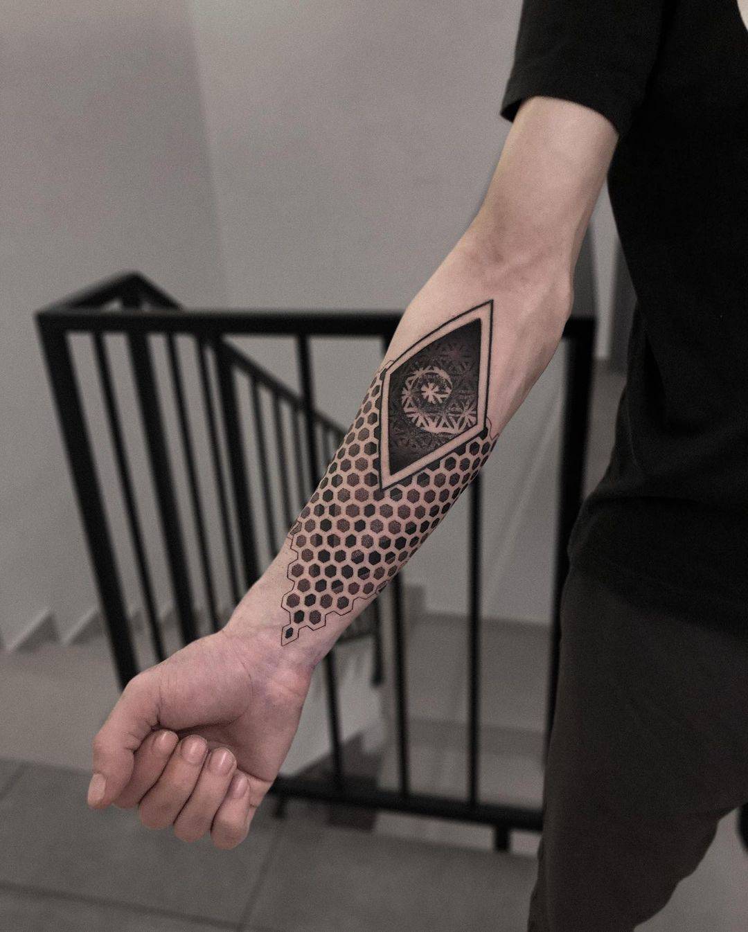 Tatuaje geométrico en el antebrazo 1