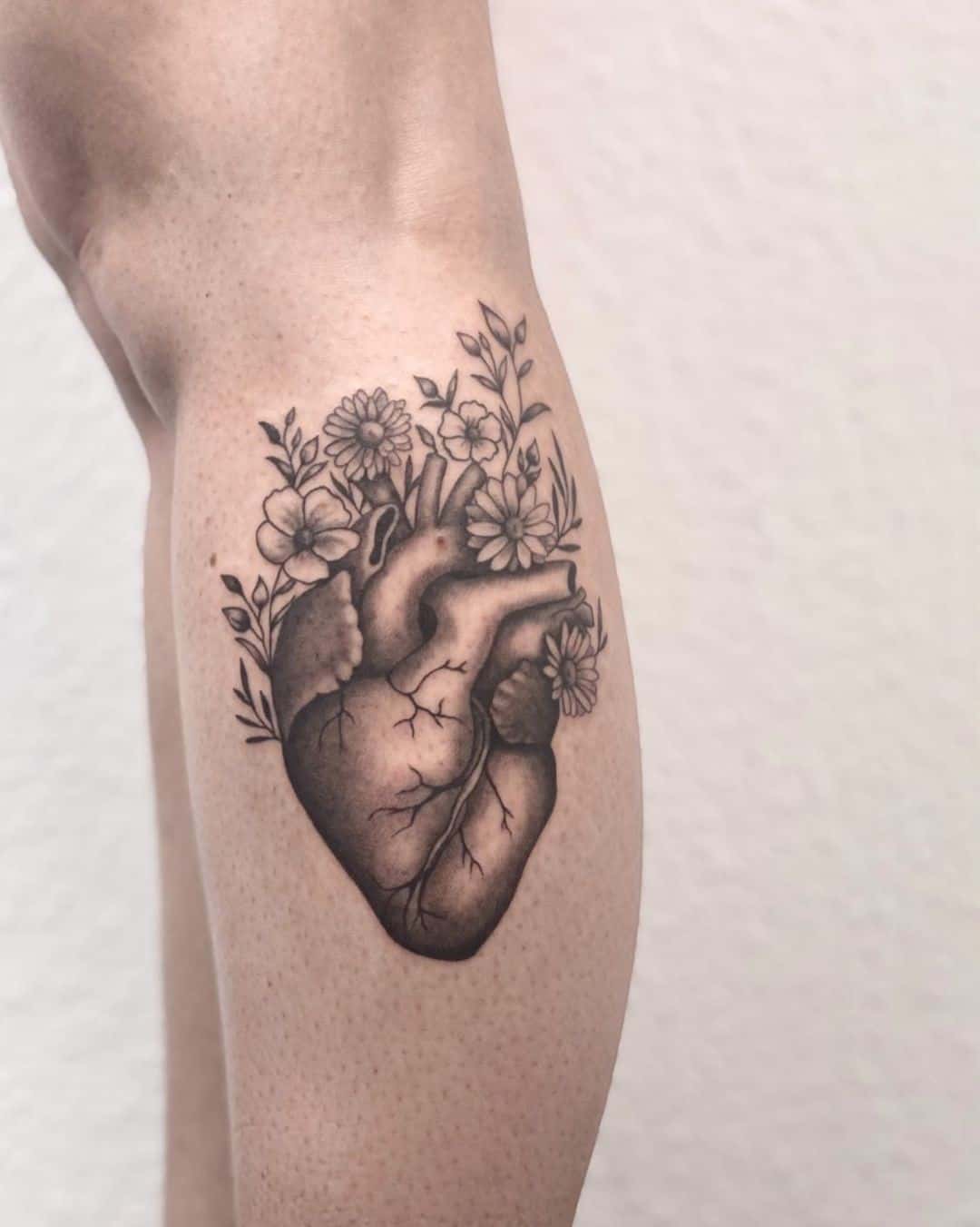 Diseños de tatuaje de pantorrilla corazón con flores