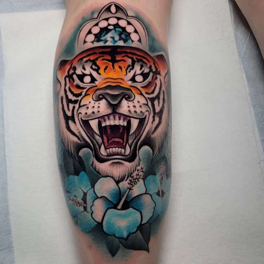 Tatuaje de becerro de tigre azul