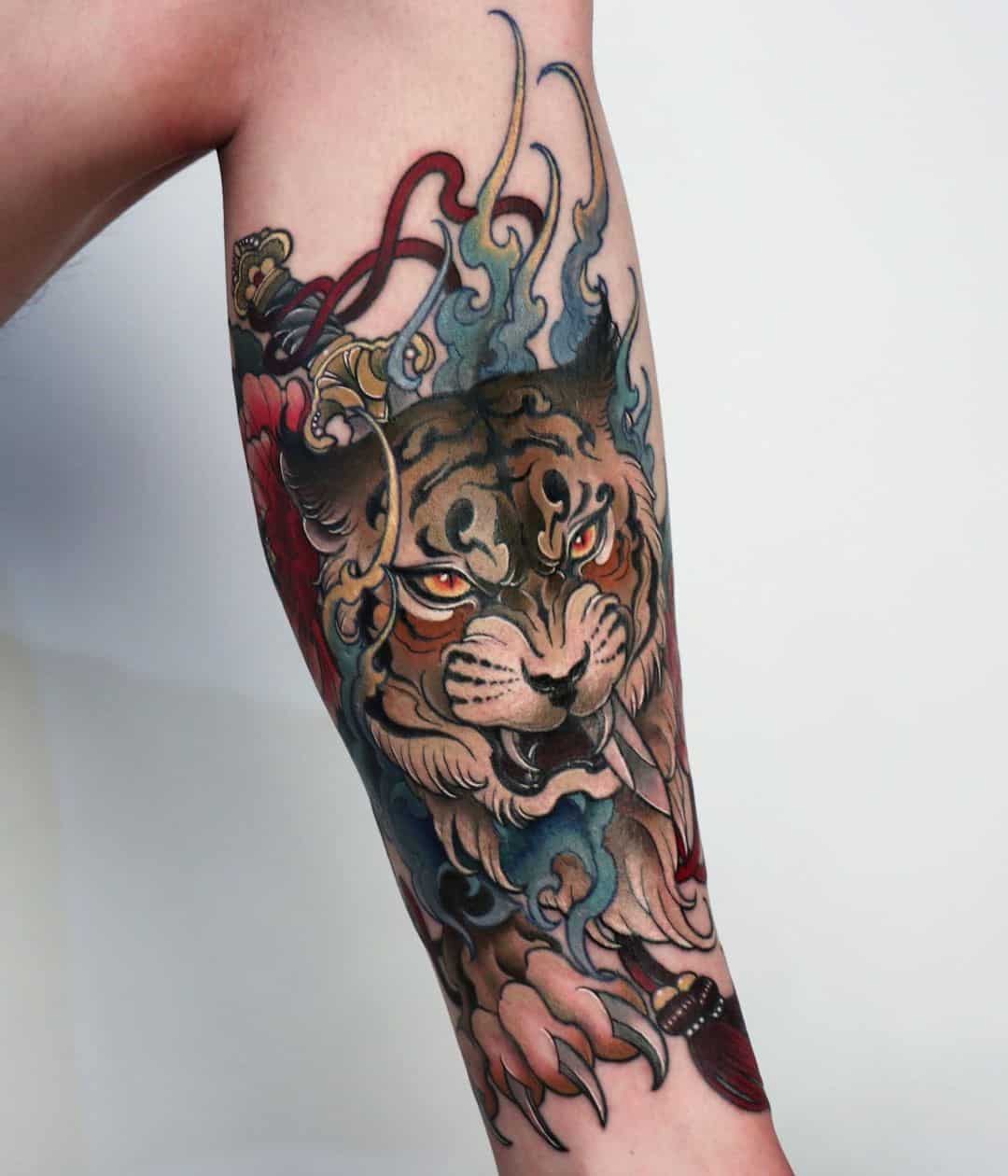 Ideas de tatuaje de pantorrilla tigre colorido