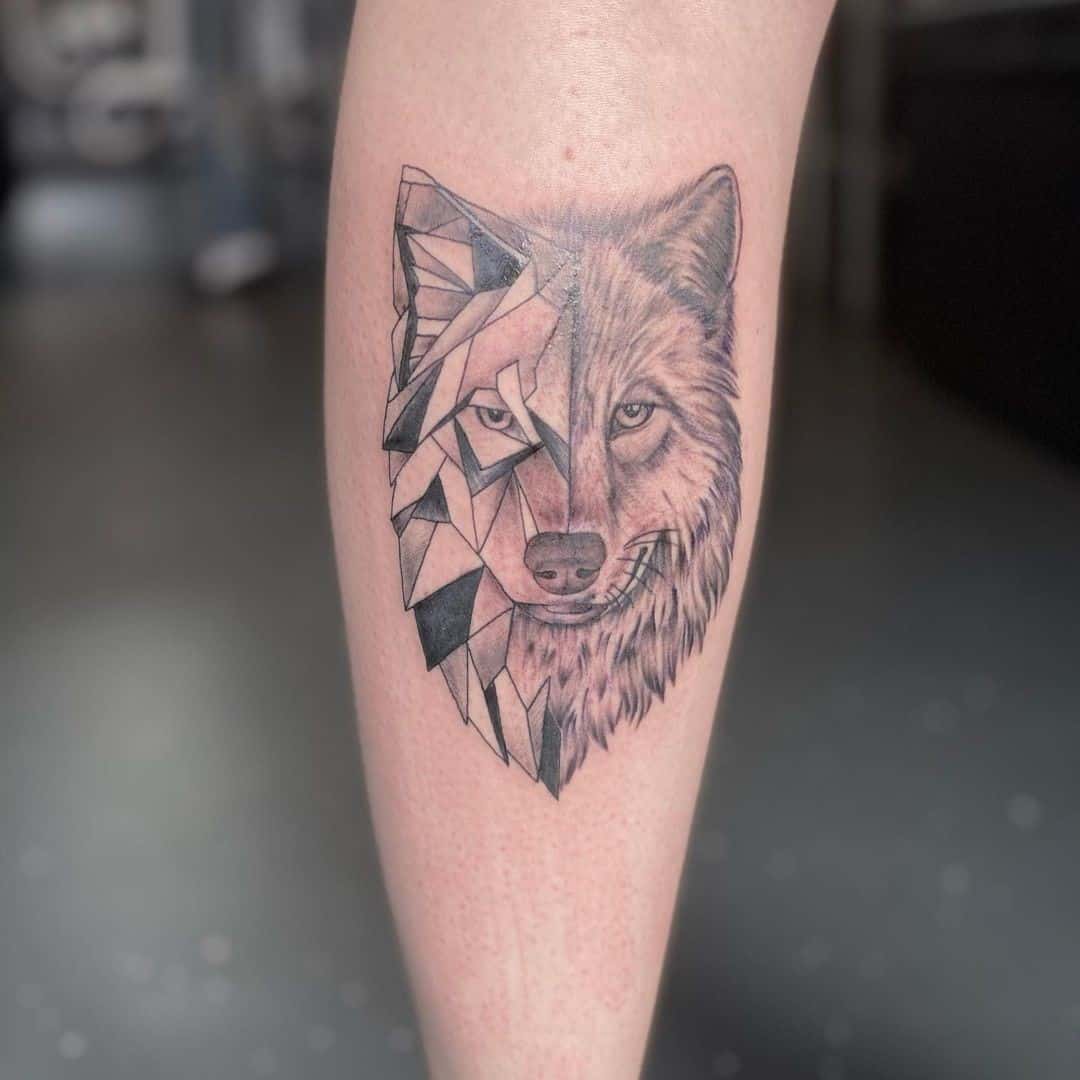 Idea tribal del lobo del tatuaje de la pantorrilla