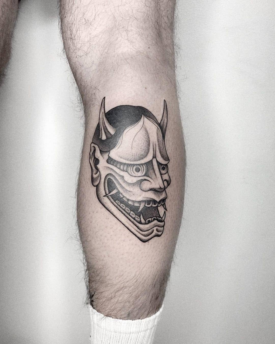 Idea del tatuaje de la pantorrilla del demonio