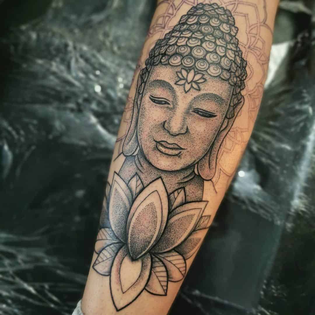 Tatuaje de pantorrilla inspirado en Buda