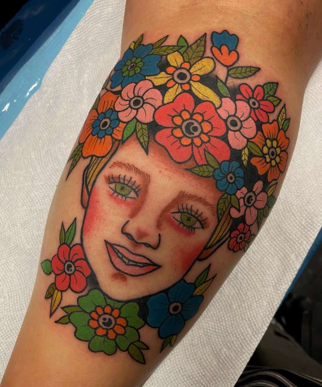 Tatuaje en la pantorrilla, amante de las flores, chica colorida