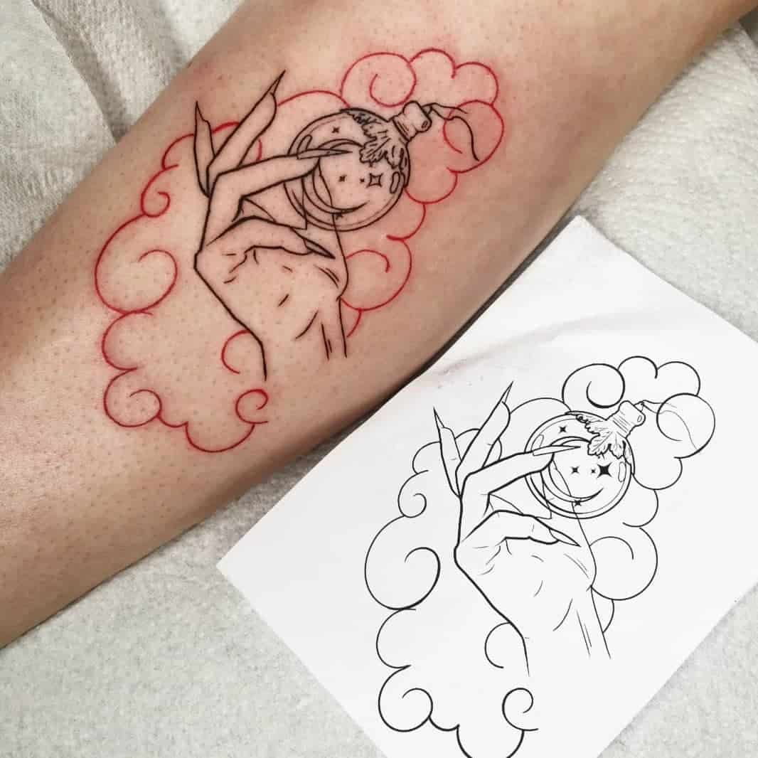 Pequeño tatuaje de pantorrilla con estallido de rojo