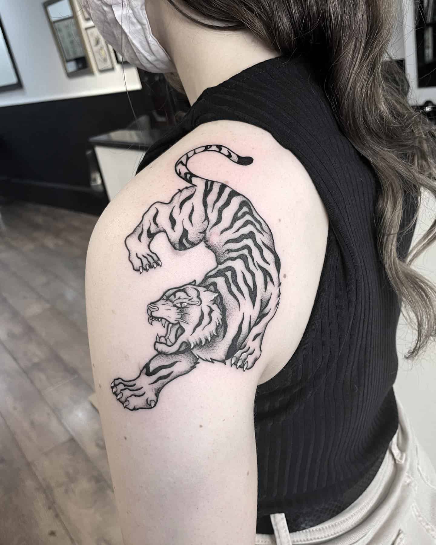 Tatuaje de hombro de tigre tradicional