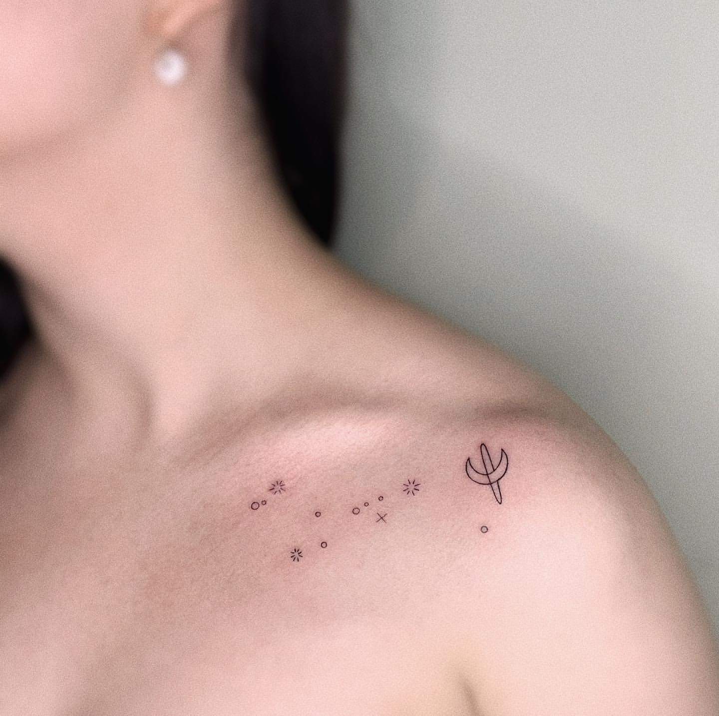 Tatuaje de astrología minimalista