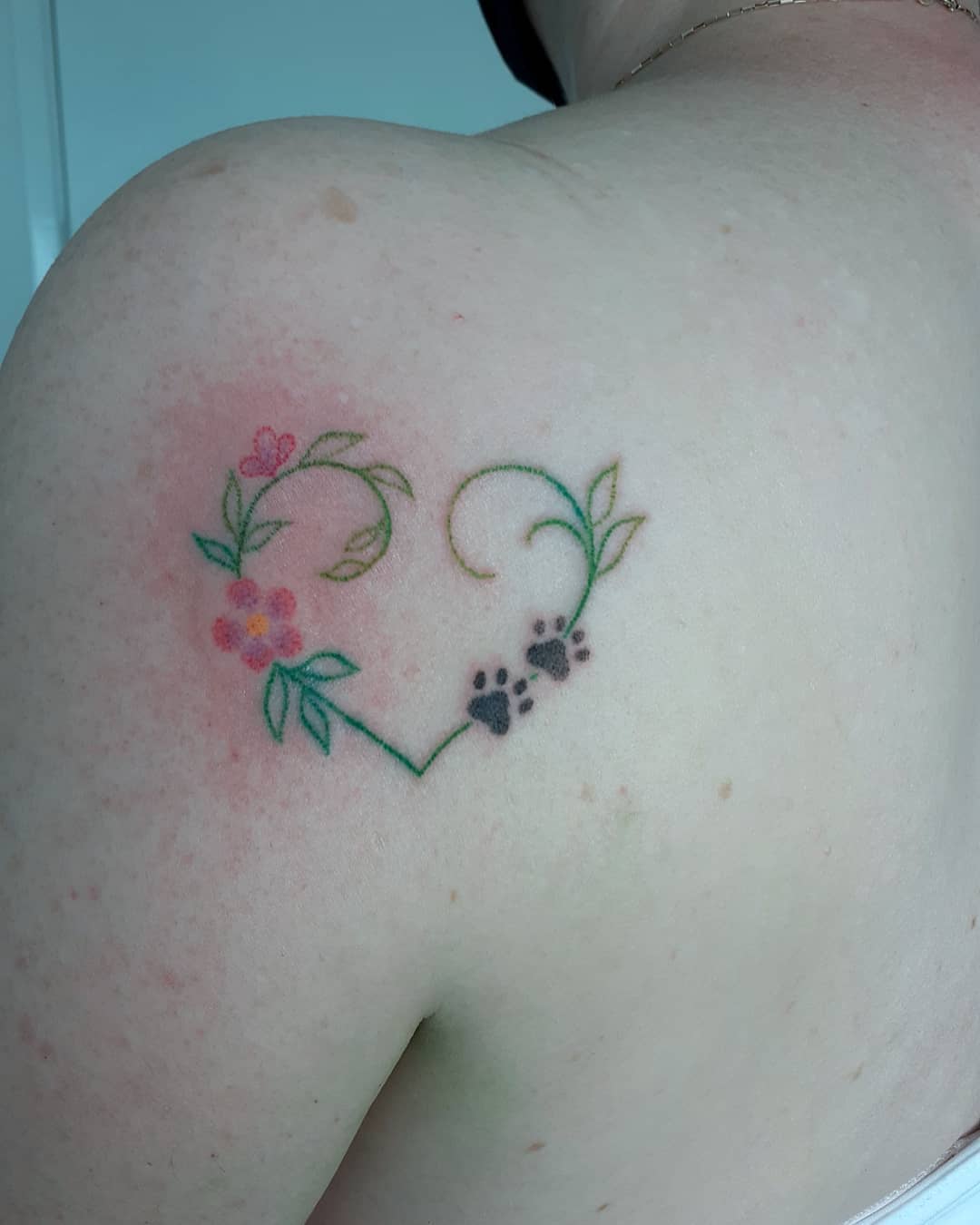 Tatuaje de hombro de mujer simbólica