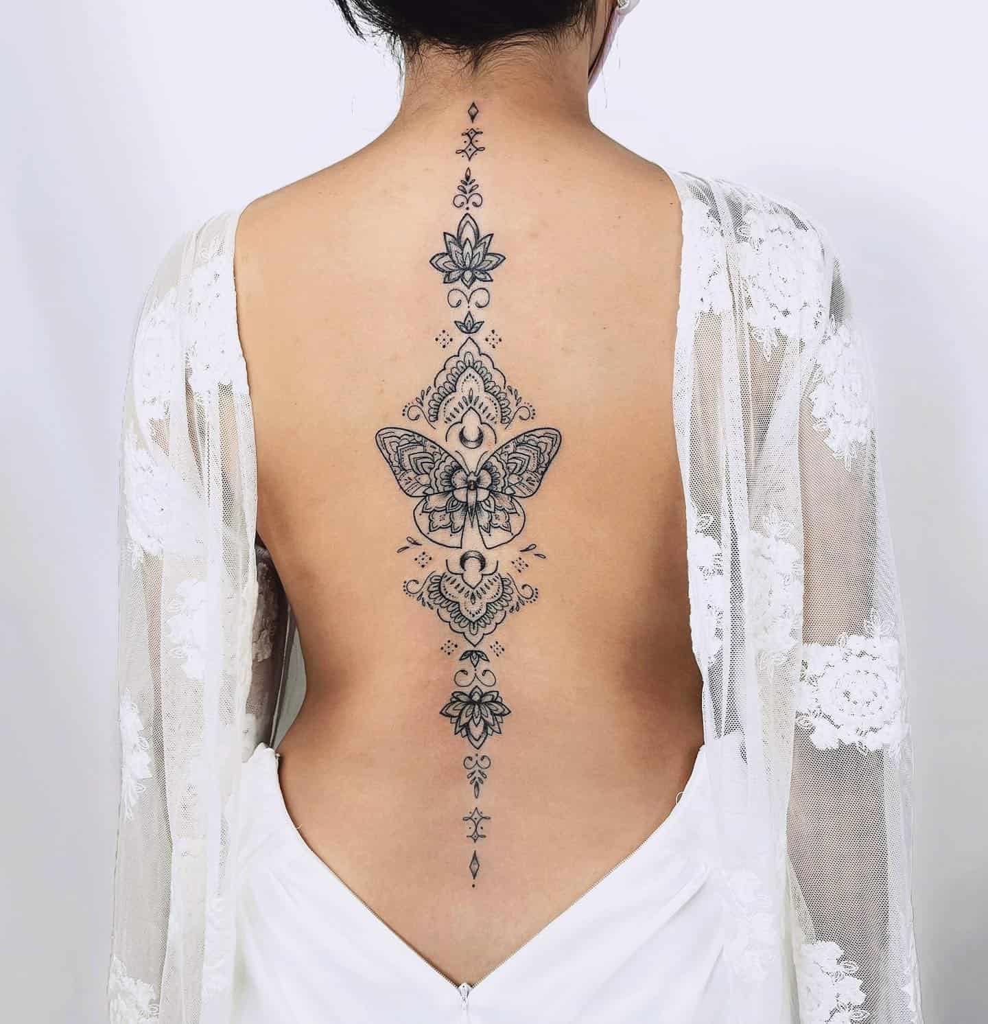 Tatuaje de columna estilo henna