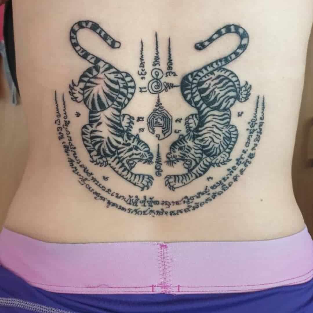 Tatuaje de mujer de inspiración tailandesa