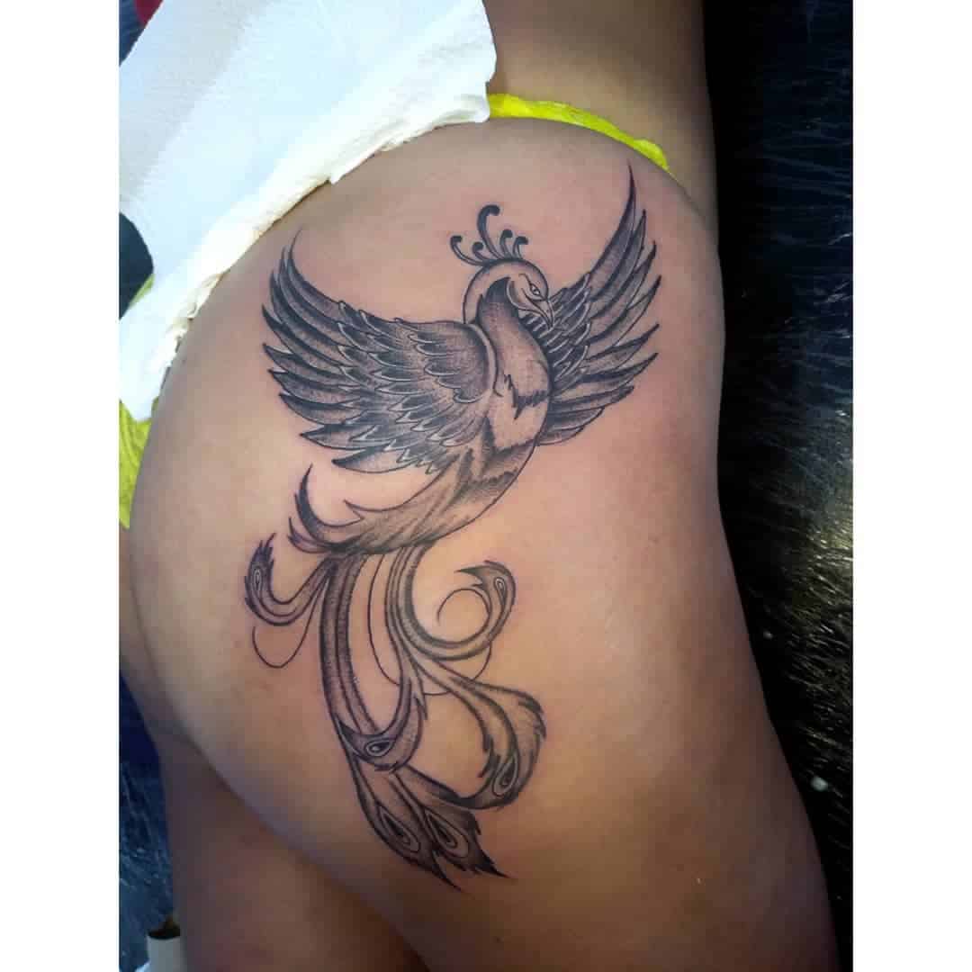 Tatuaje de pájaro en el lado de la cadera