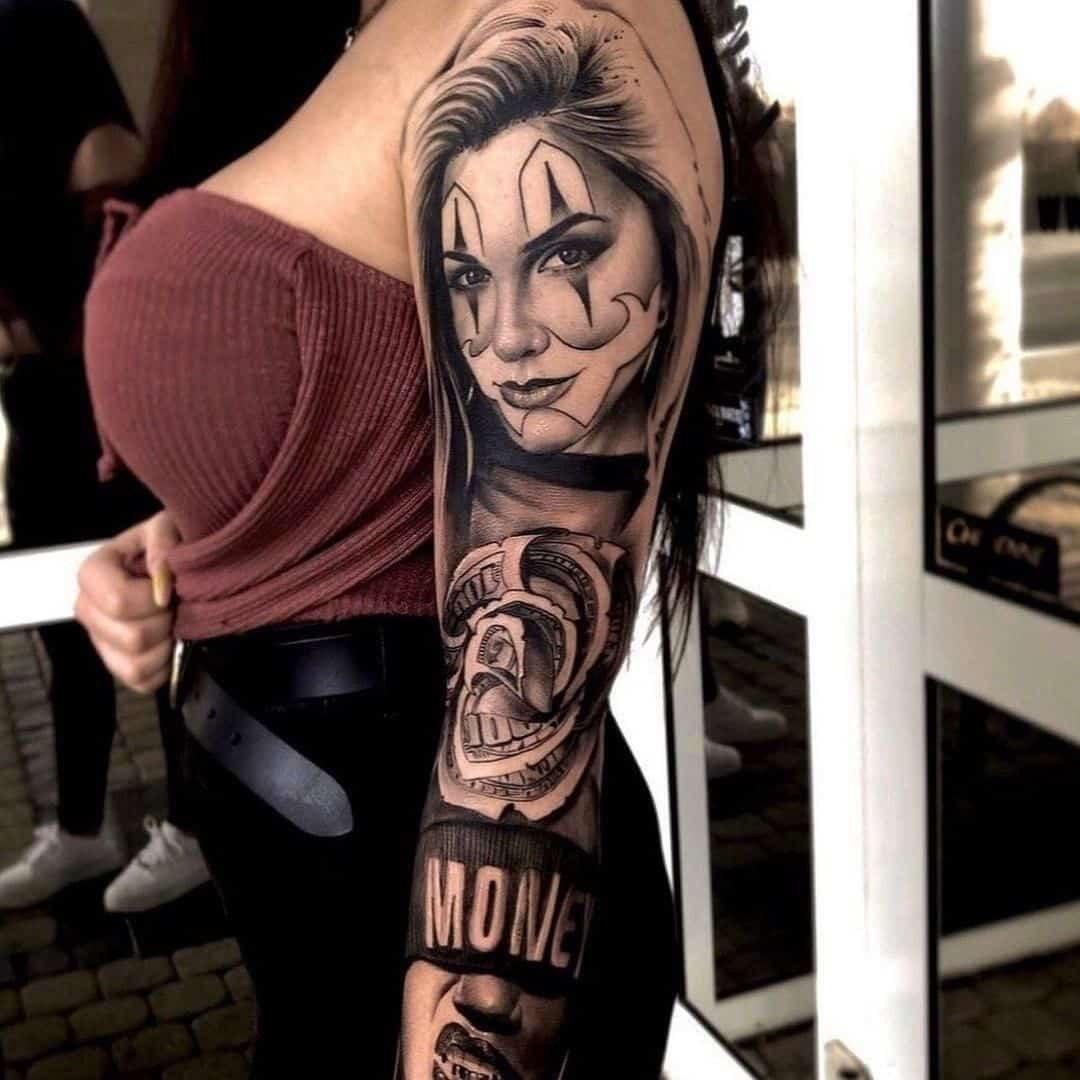 Tatuaje realista negro y gris