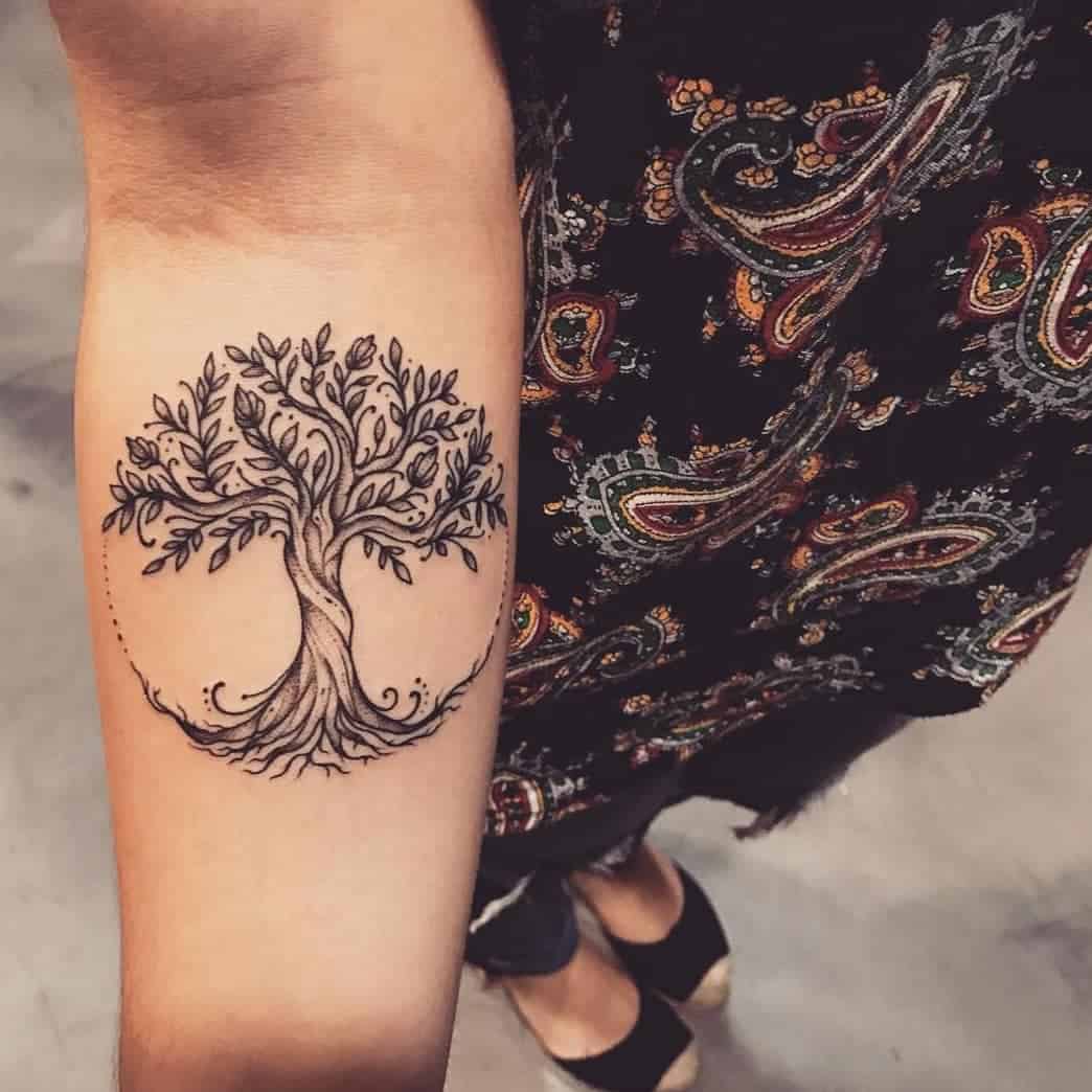 Tatuaje de antebrazo de árbol simple para mujer