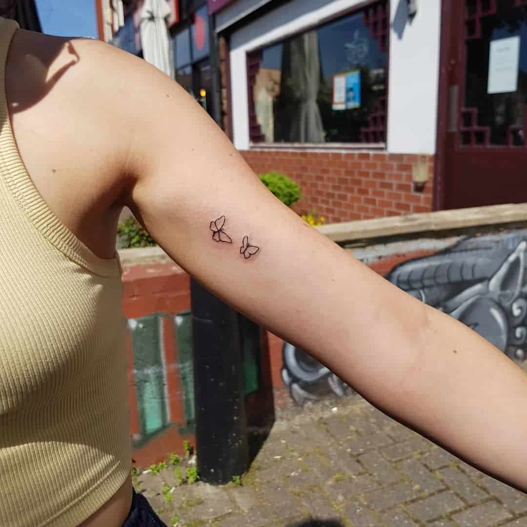 Tatuaje De Mini Mariposas