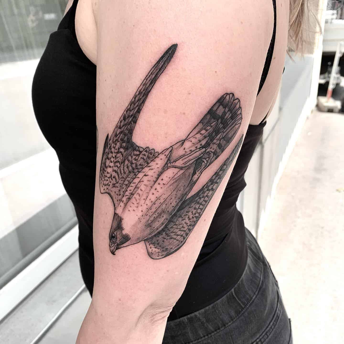 Tatuaje de brazo de pájaro simbólico