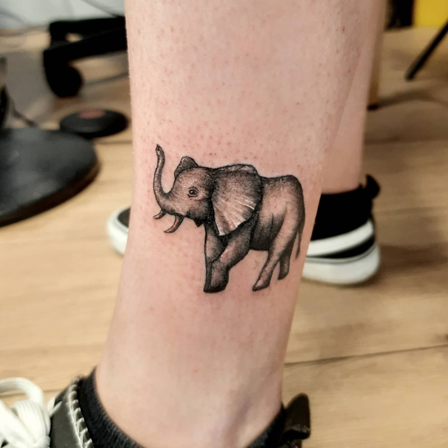 Idea de tatuaje de pierna de elefante