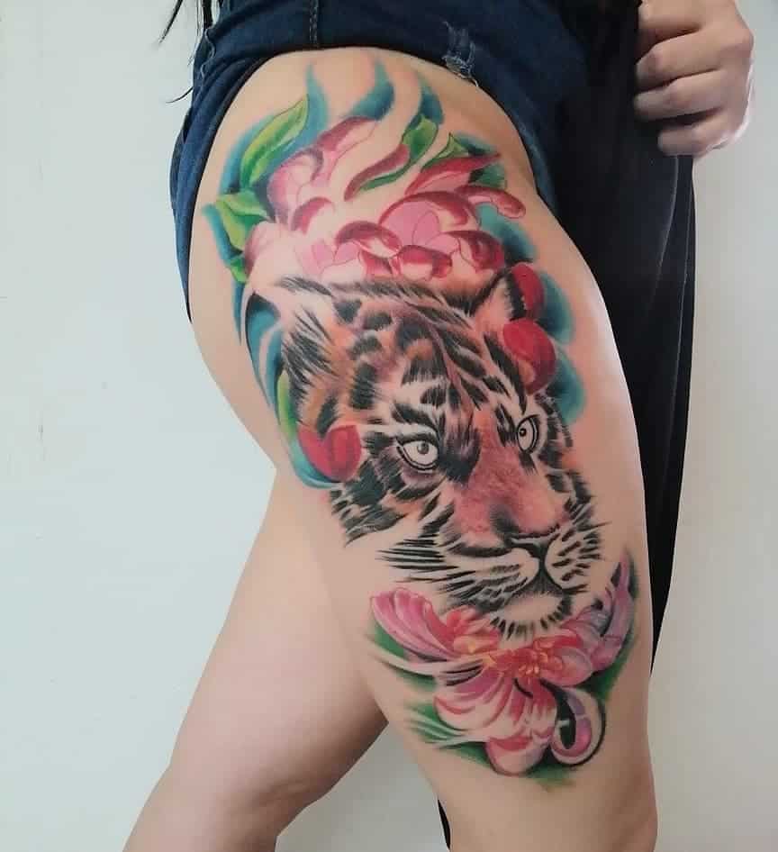 Tatuaje de muslo de tigre acuarela