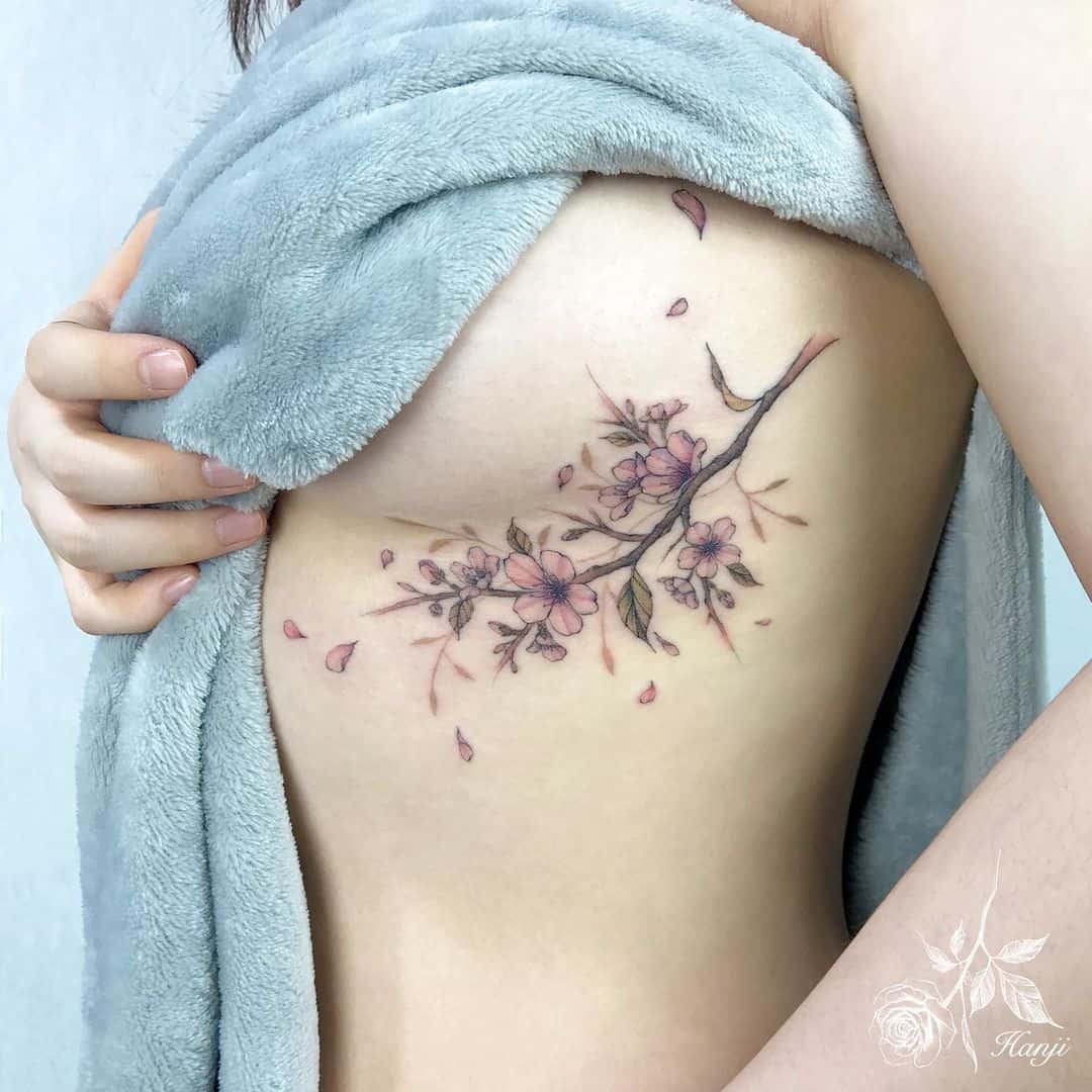 Diseño de tatuaje de pecho de Sakura