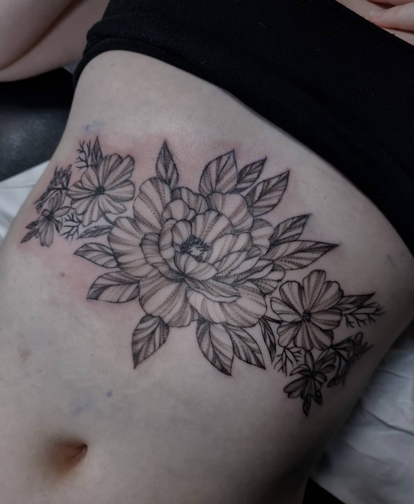 Idea floral del tatuaje del esternón