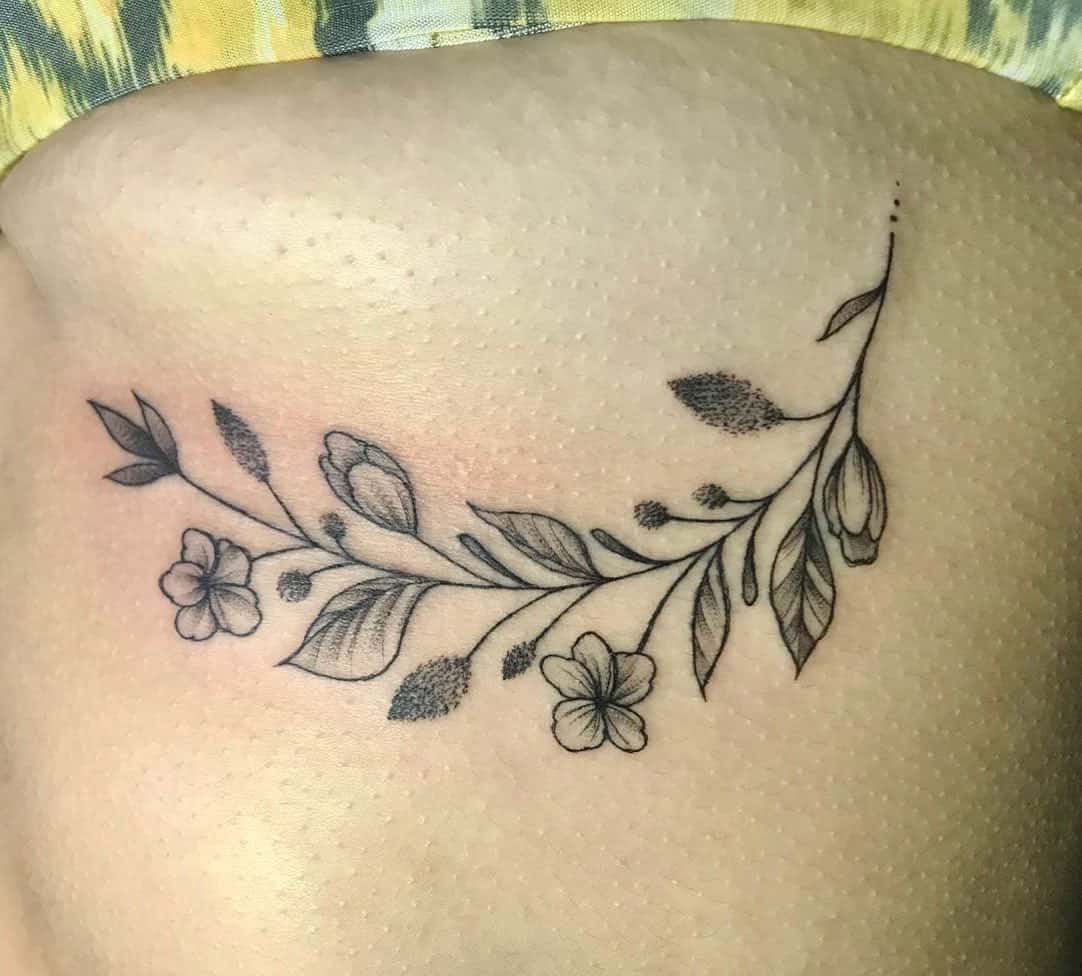 Tatuaje con aros de vid floral