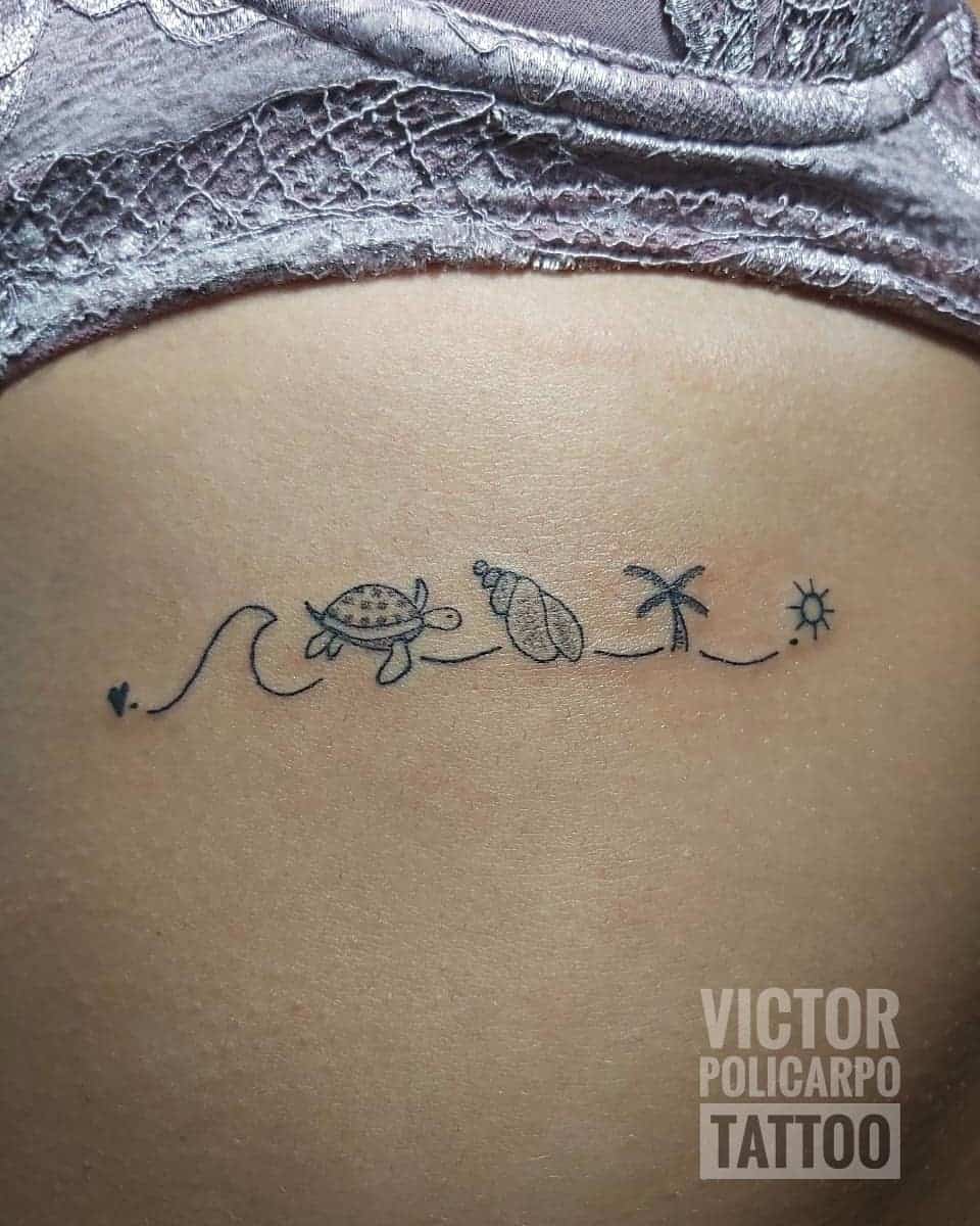 Tatuaje de mama con temática de playa