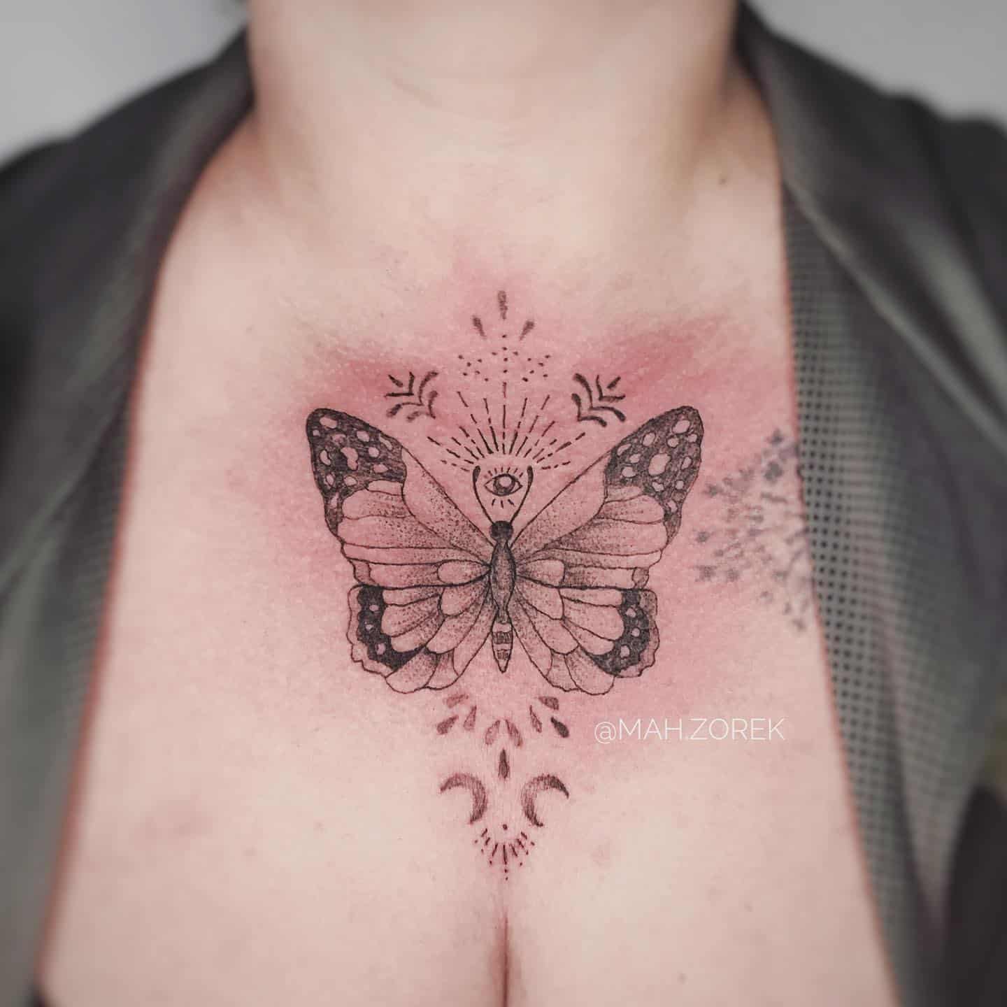 Idea de tatuaje de clavícula de mariposa