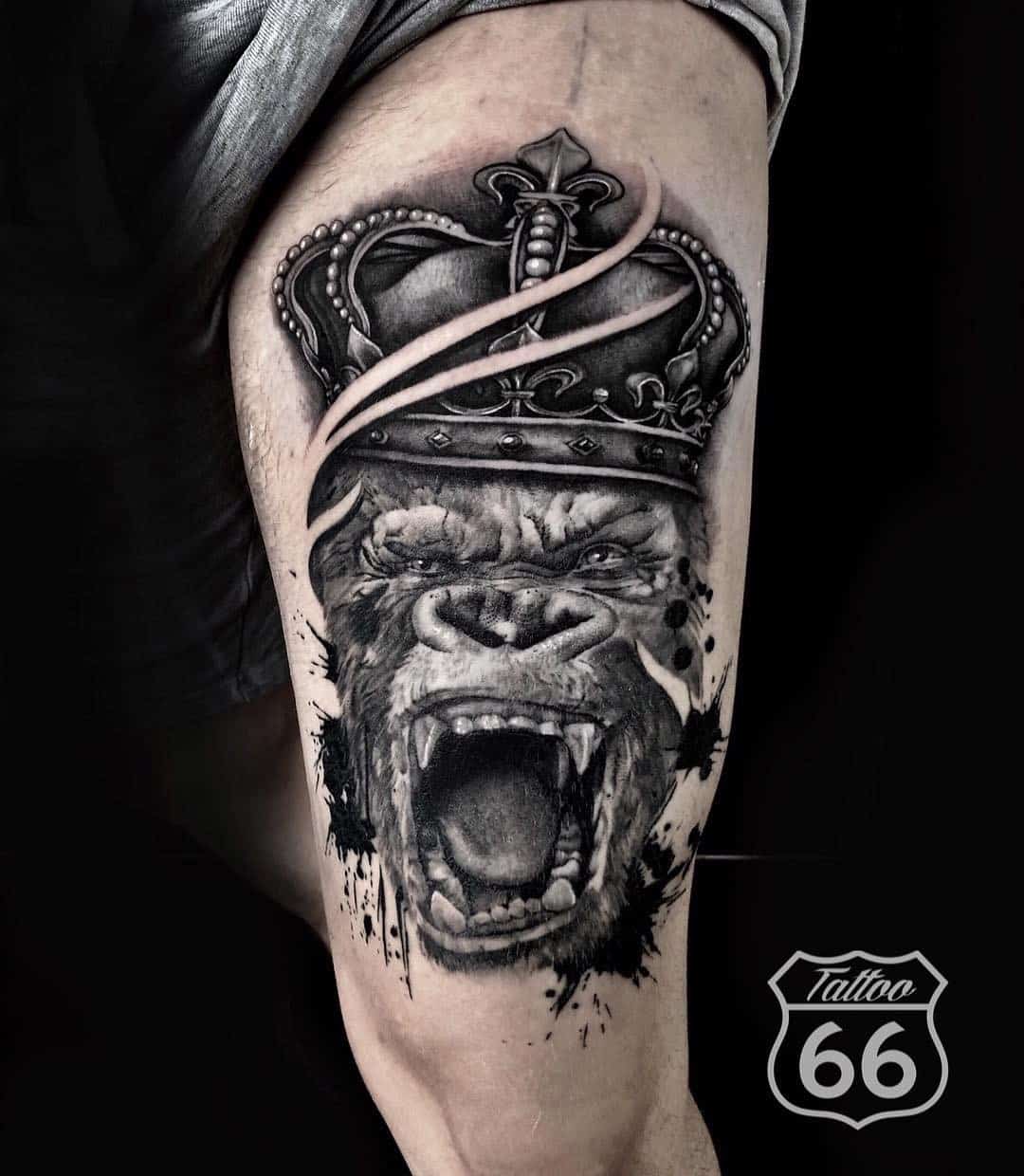 Idea de tatuaje de King Kong con estampado de corona 