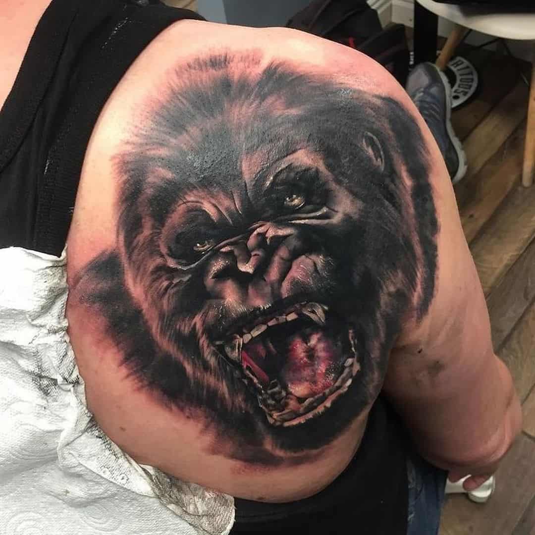 Tatuaje detallado y realista de King Kong
