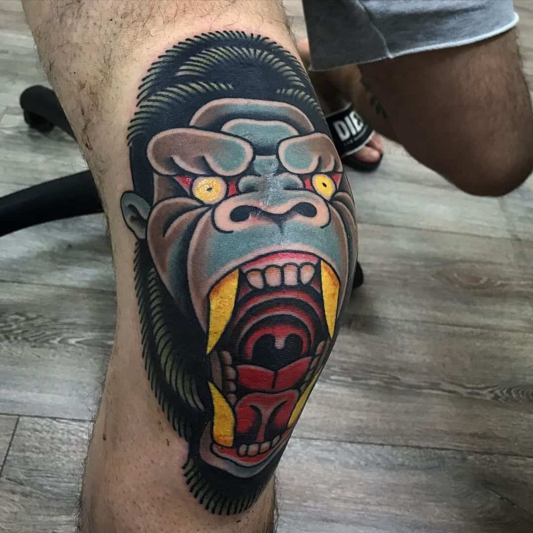 Idea colorida del tatuaje de King Kong de la rodilla 