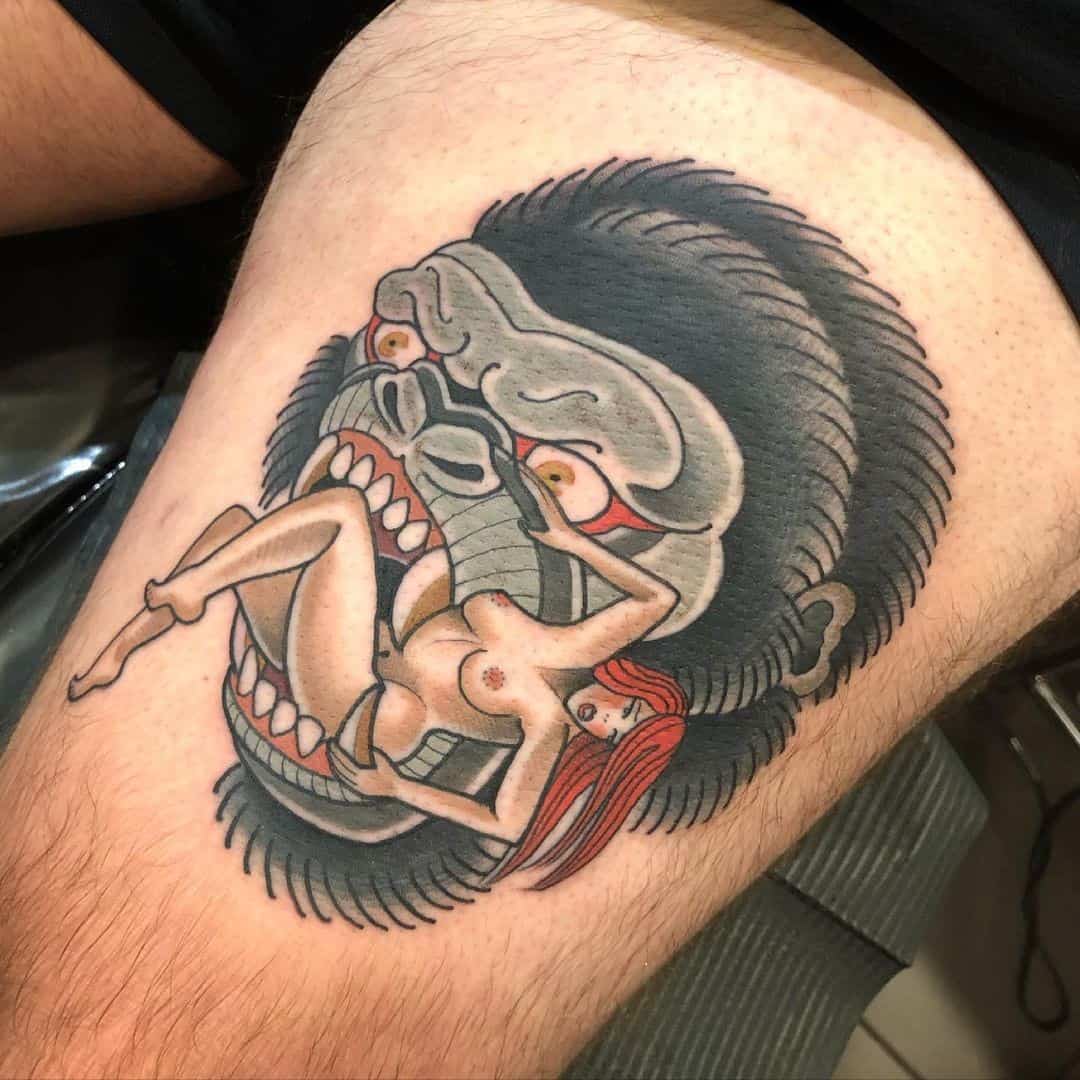 Tatuaje de King Kong negro con cuerpo de mujer