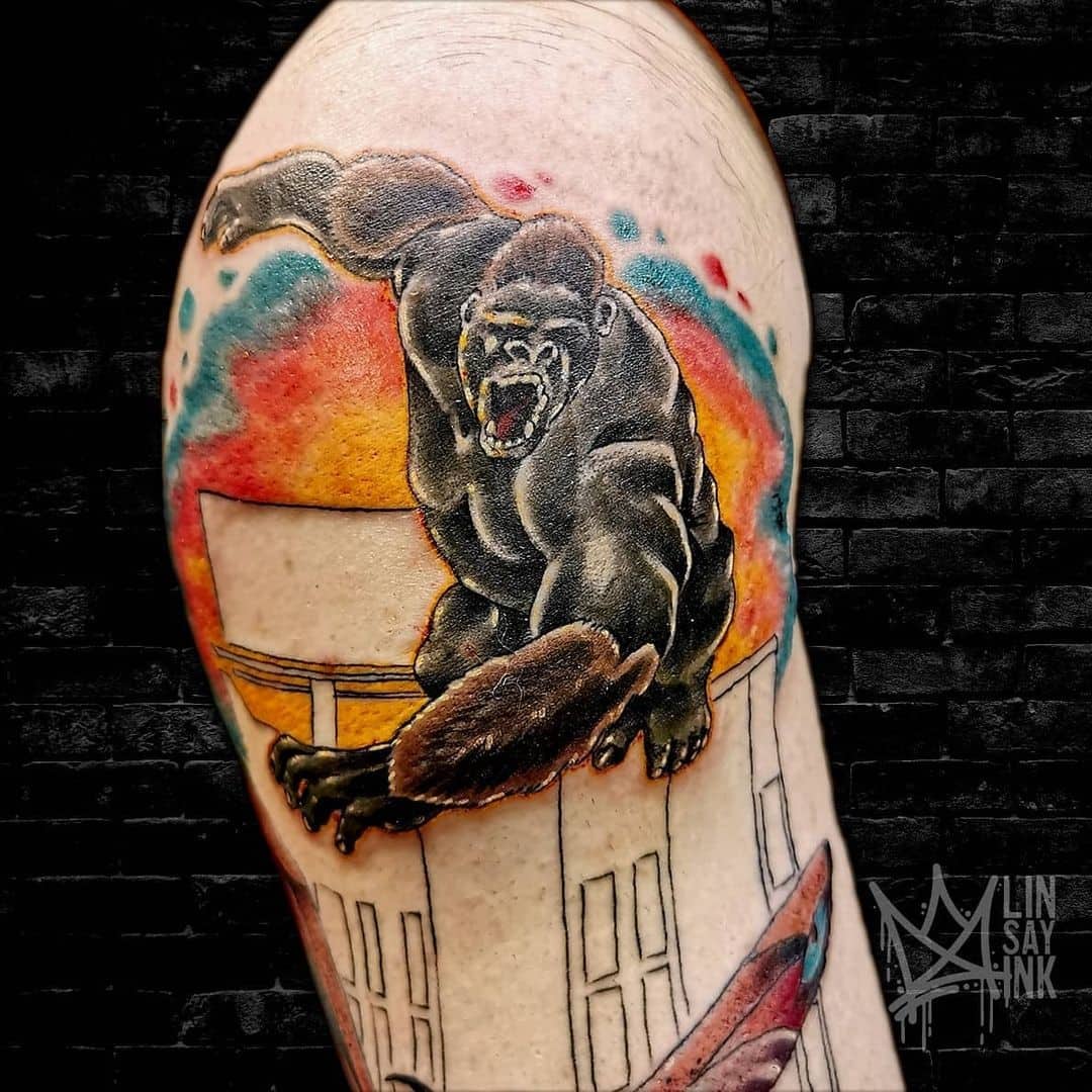 Diseño enojado brillante y colorido del tatuaje de King Kong