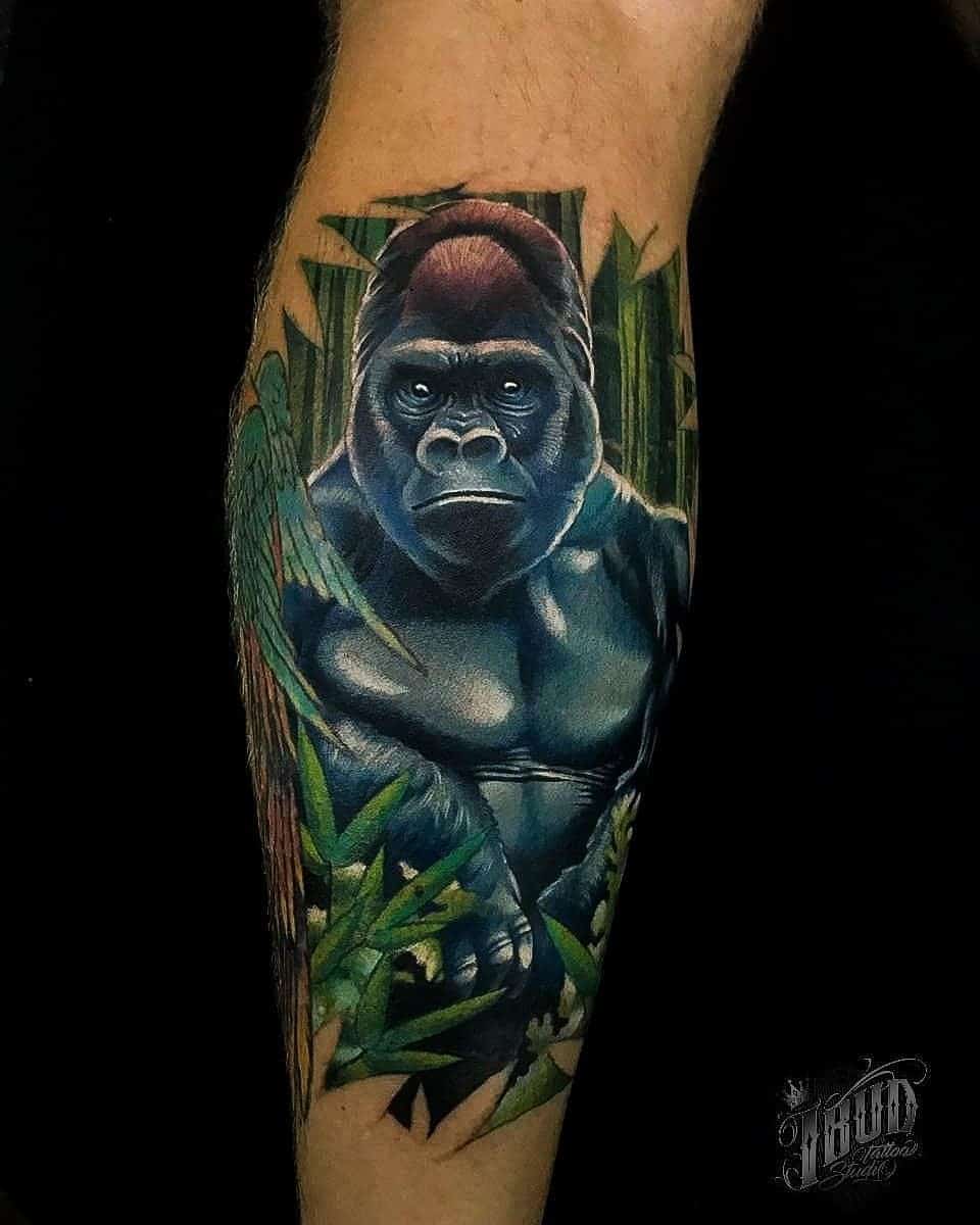 Tatuaje de King Kong inspirado en la naturaleza y la tierra 