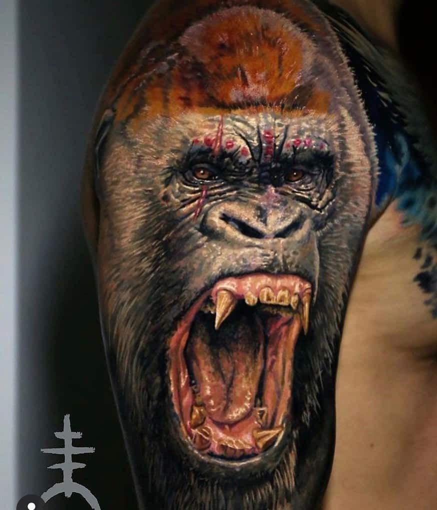 Tatuaje realista de King Kong en el hombro con detalles 