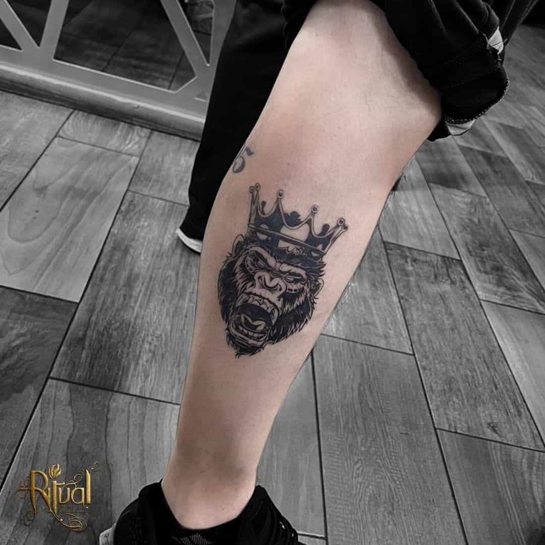Tatuaje de King Kong con una idea de corona