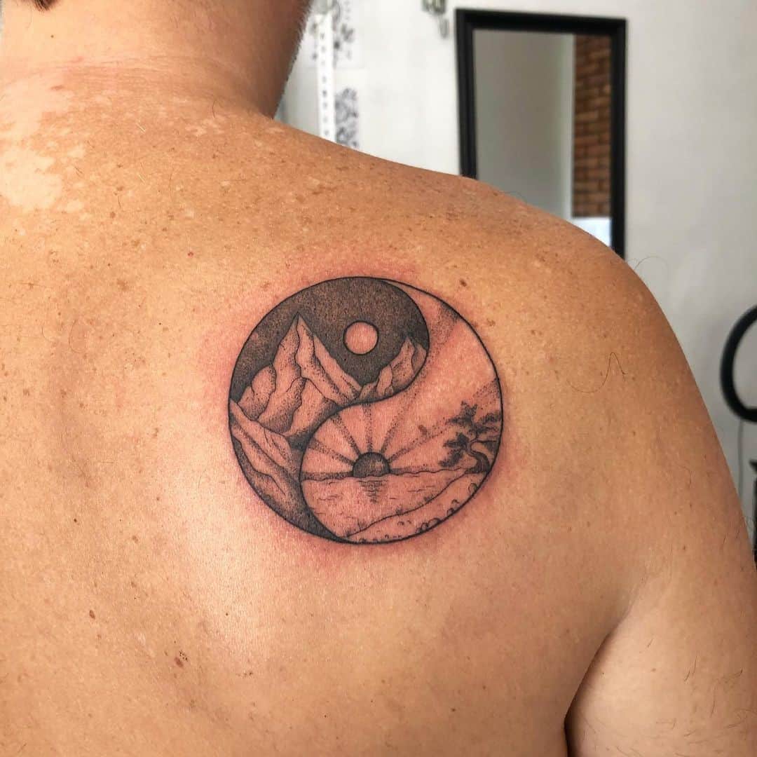 Diseño de tatuaje Yin Yang en la espalda