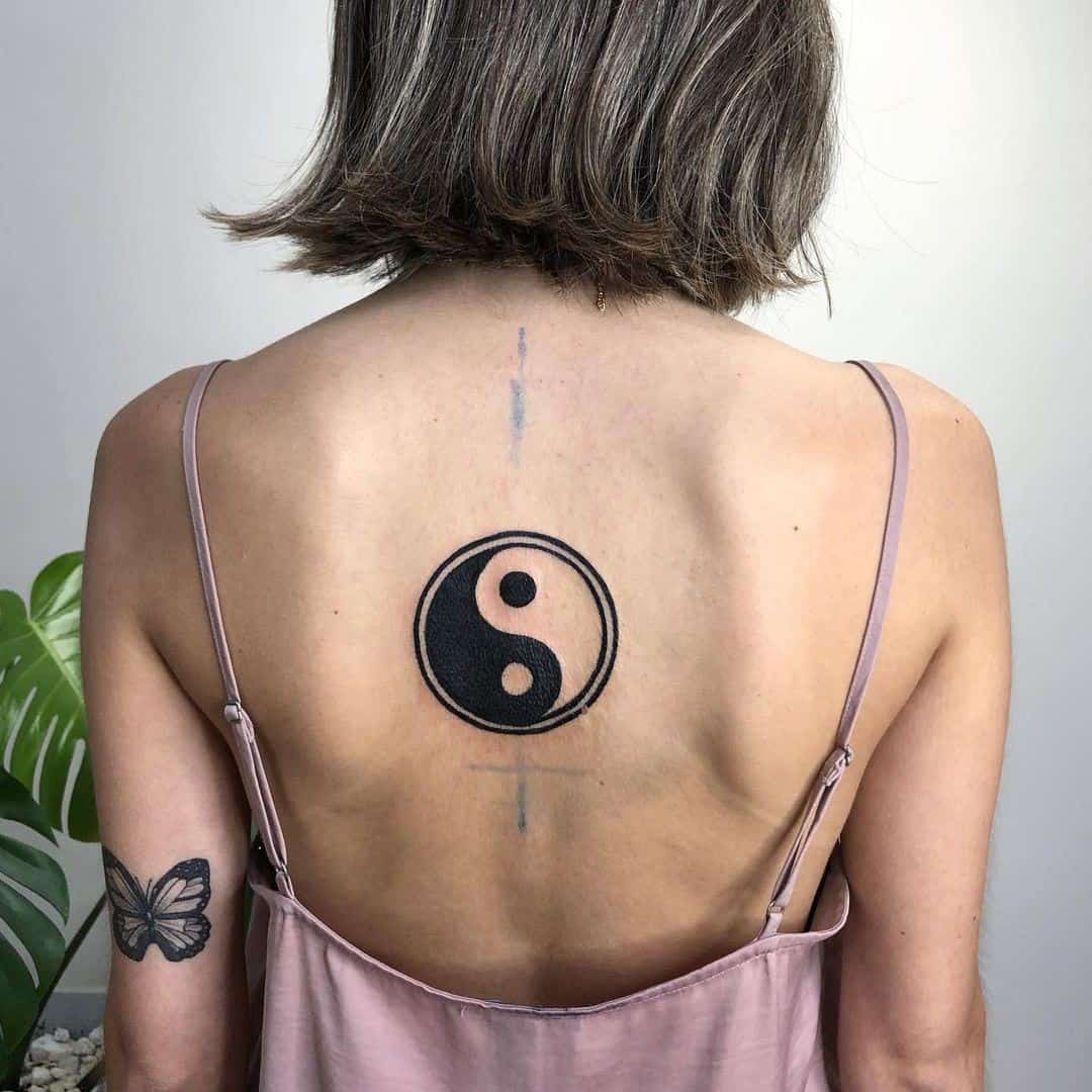 Tatuaje en la espalda de Yin Yang en blanco y negro 
