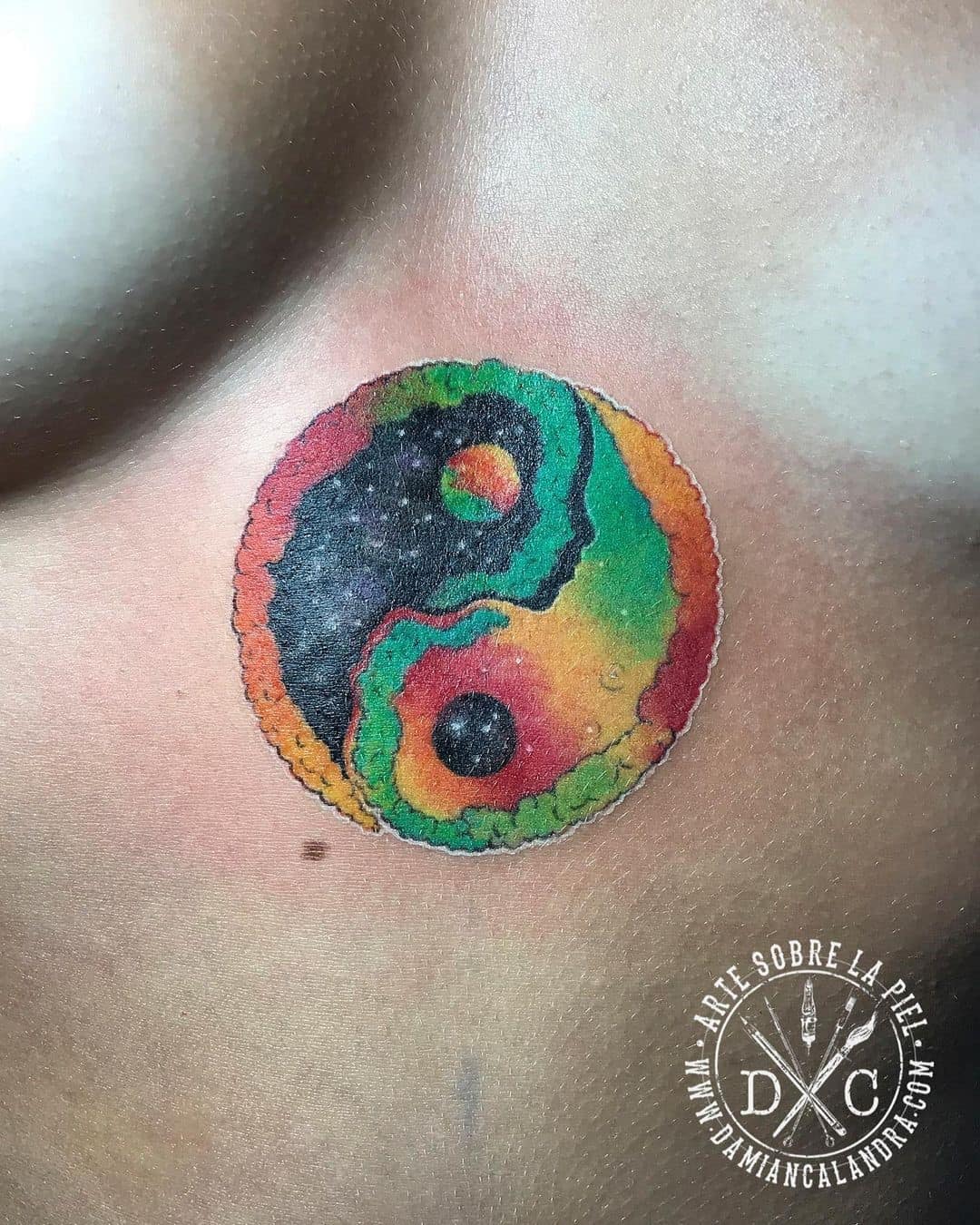 Hermosa idea de tatuaje en el pecho Yin Yang