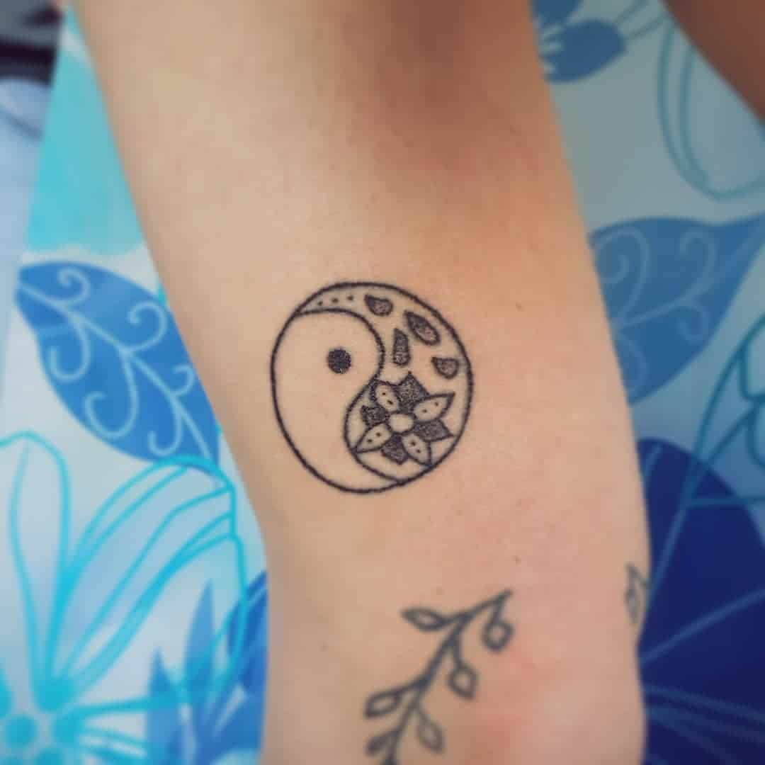 Pequeño y simple tatuaje de Yin Yang 