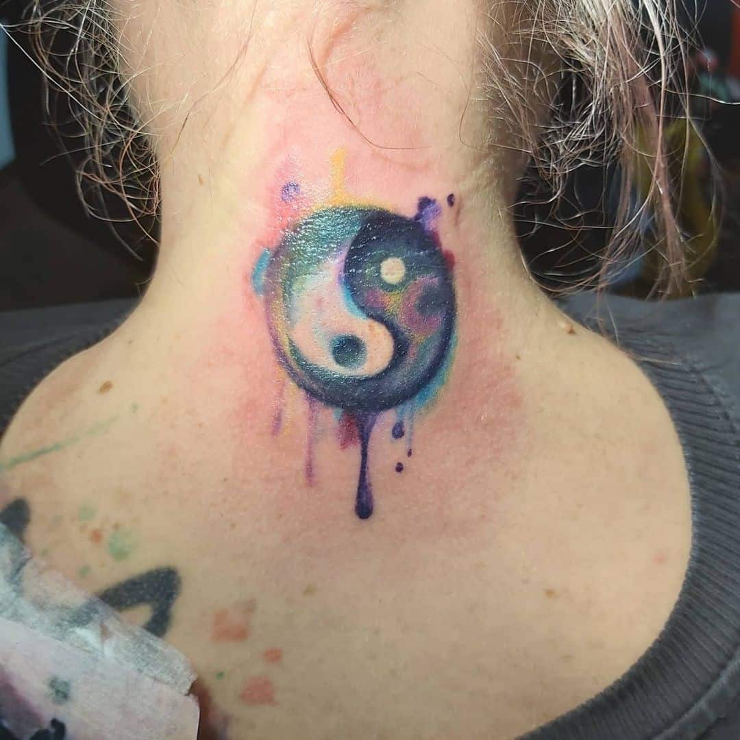Tatuaje en el cuello, tatuaje de yin yang para mujer. 