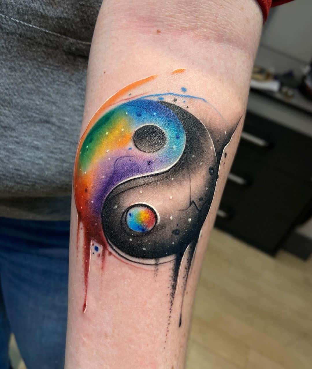 Tatuaje de Yin Yang negro y colorido 