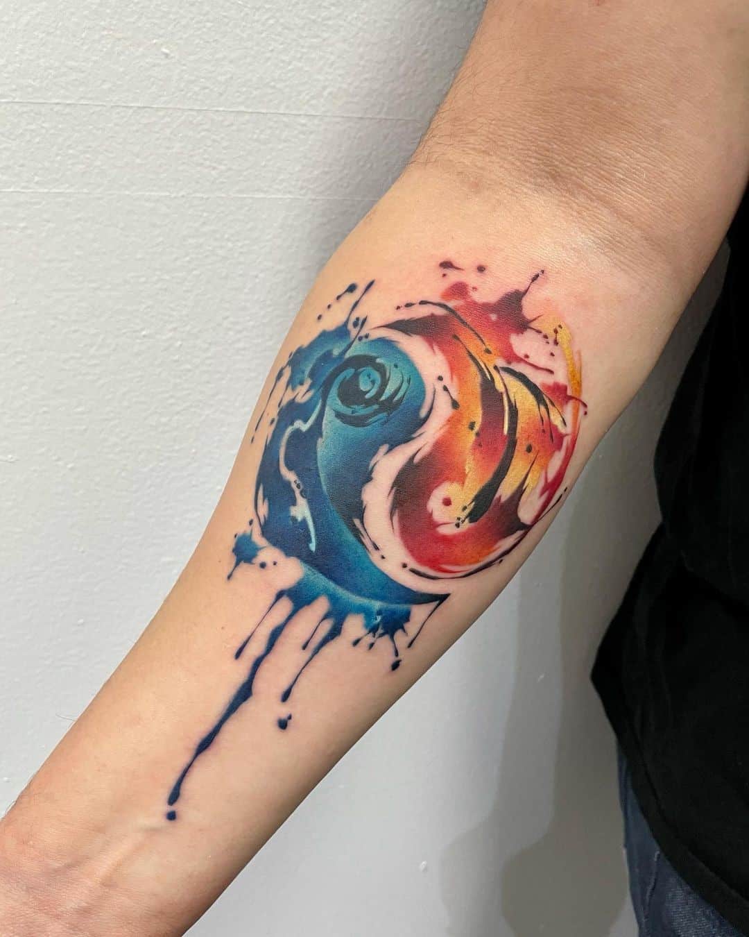Tatuaje de Yin Yang rojo y azul 