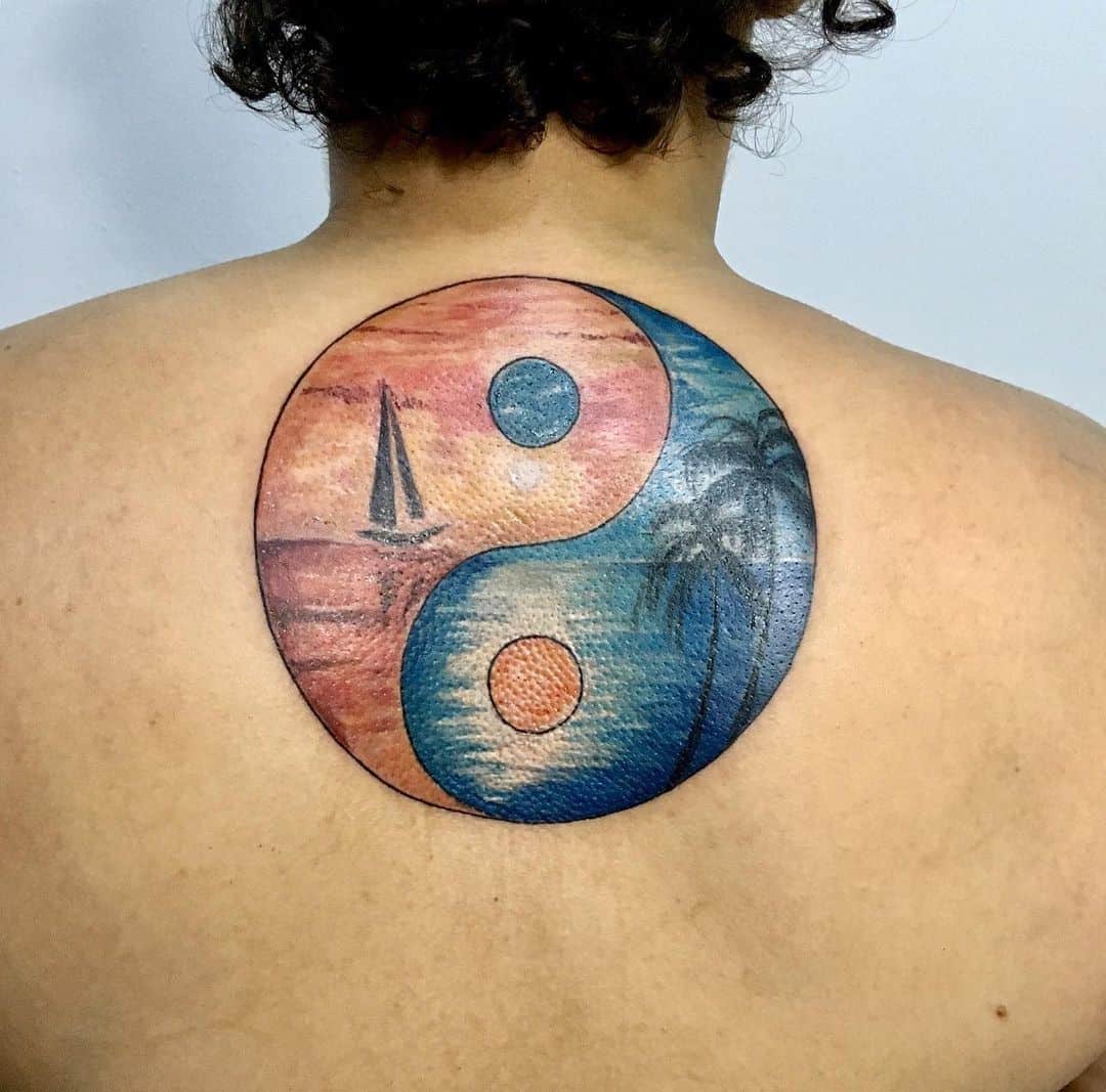 Tatuajes de Yin Yang coloridos en la espalda gigante