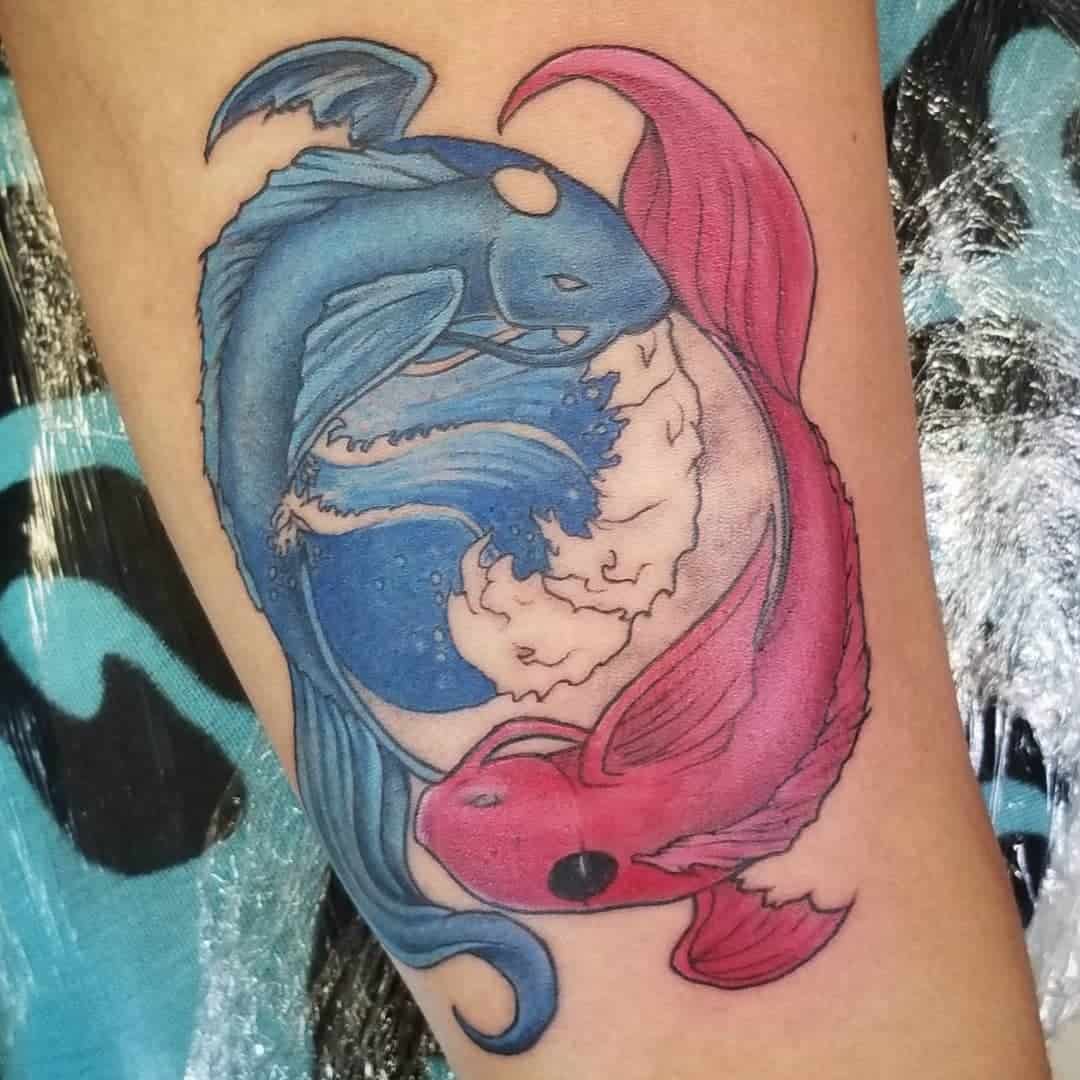 Tatuaje de pez Yin Yang rojo y azul