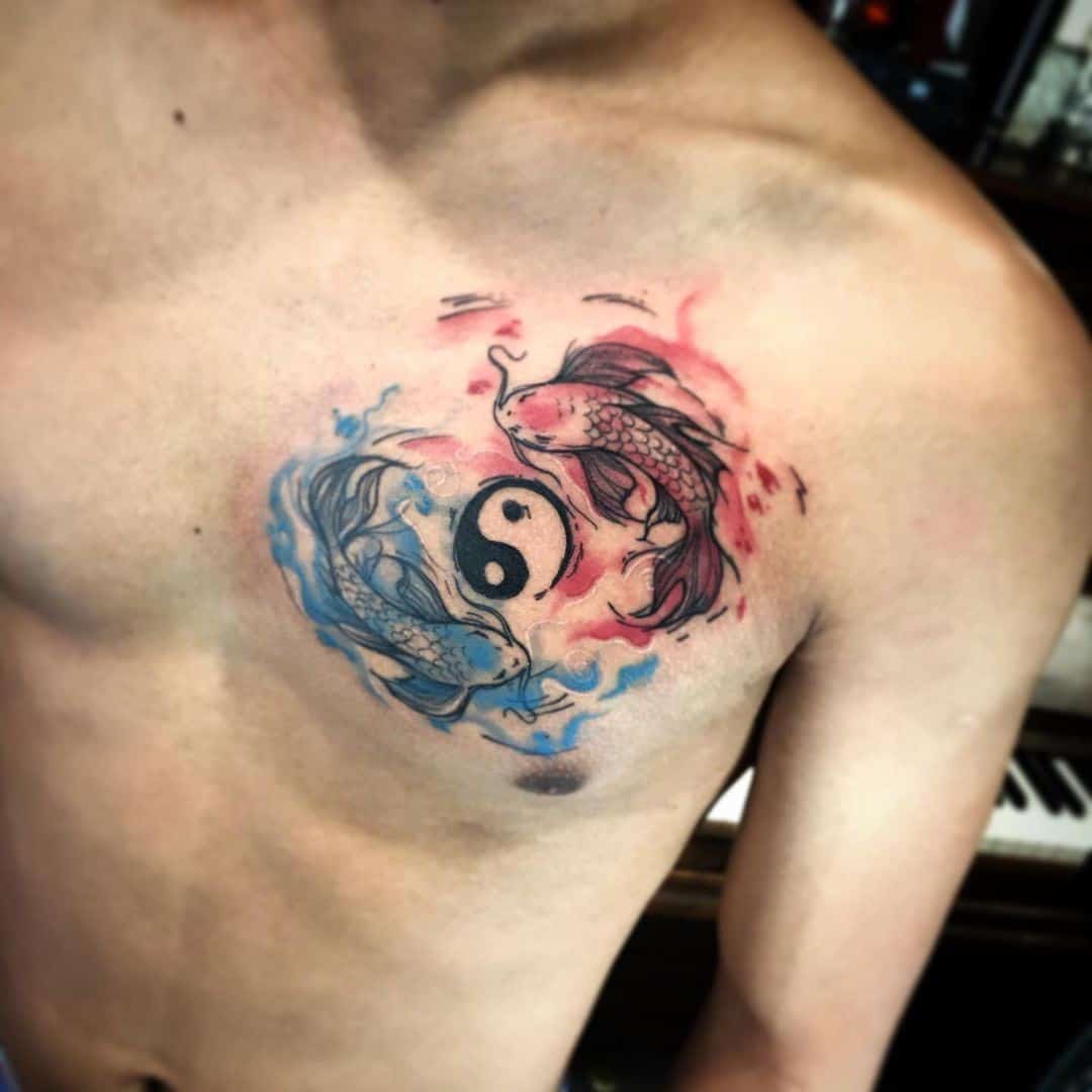 Pecho pieza rojo y azul Yin Yang tatuaje