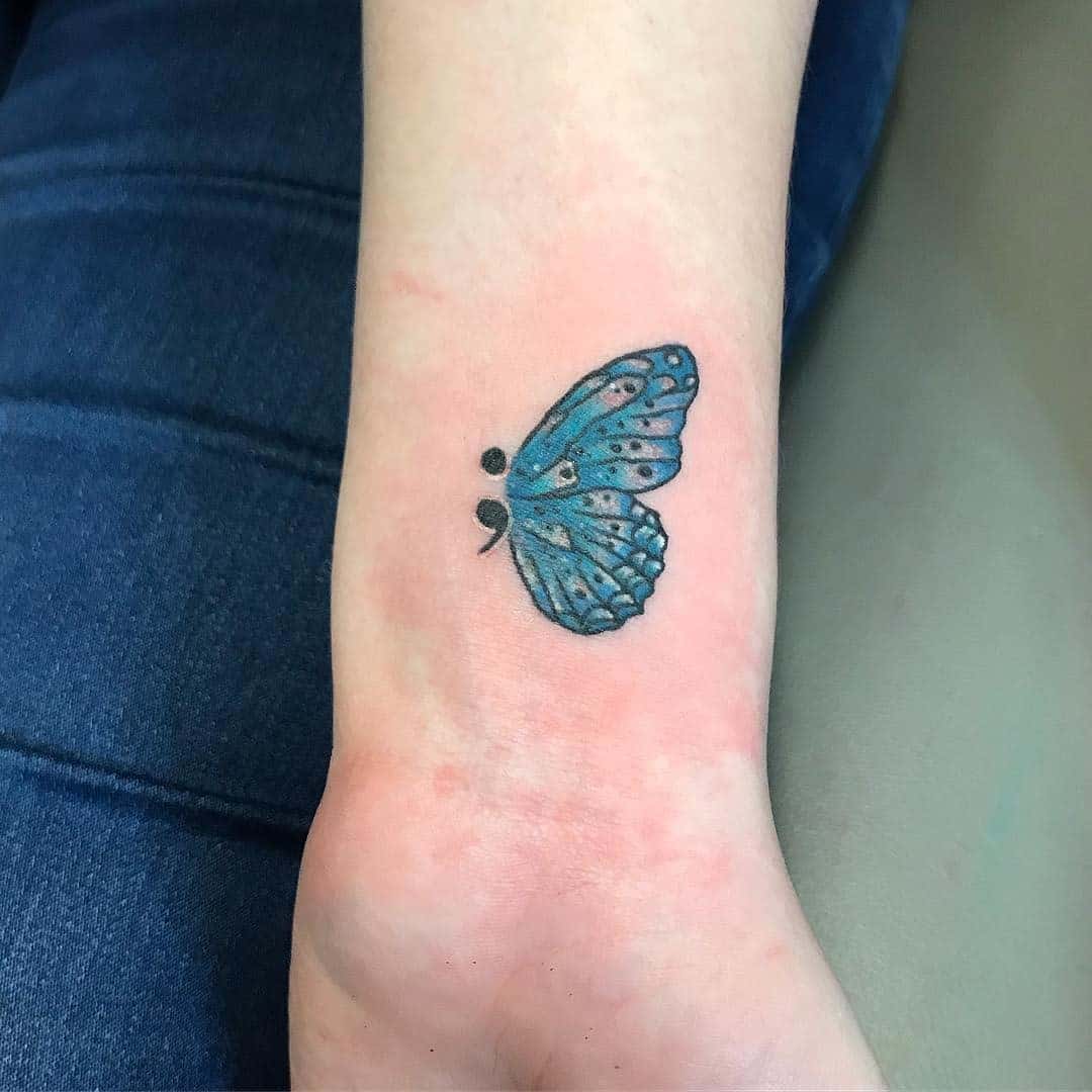 Mariposa punto y coma tatuaje azul arte 2