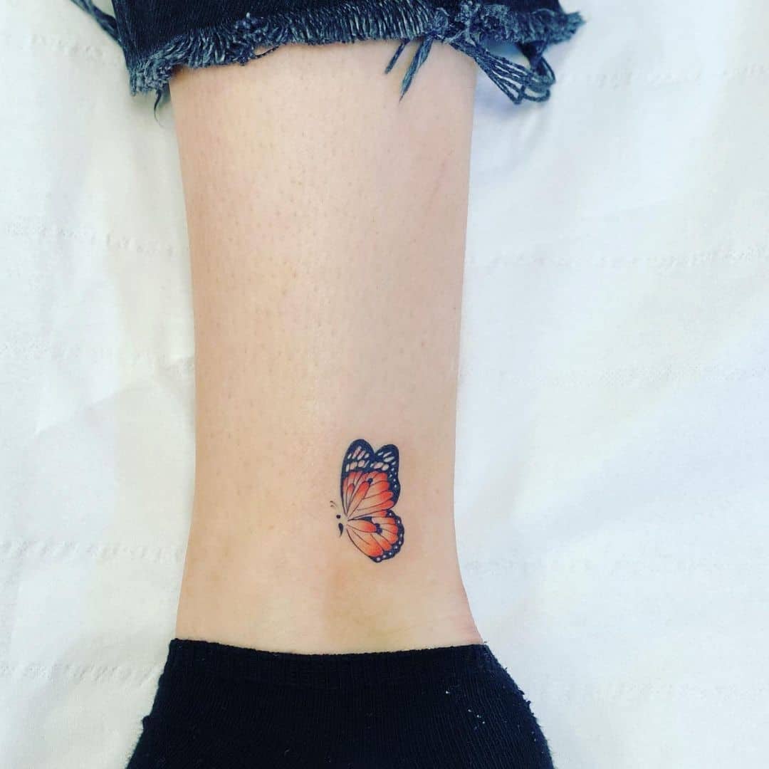 Mariposa colorida del tatuaje del punto y coma 