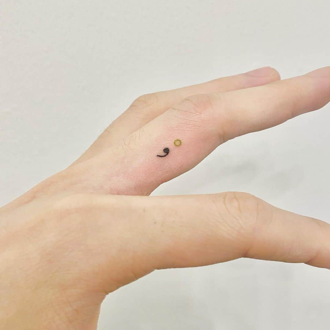 Tatuaje de punto y coma simple y pequeño