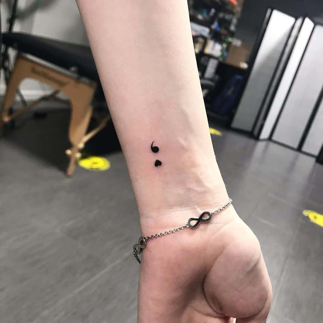 Tatuaje de punto y coma simple y pequeño 2
