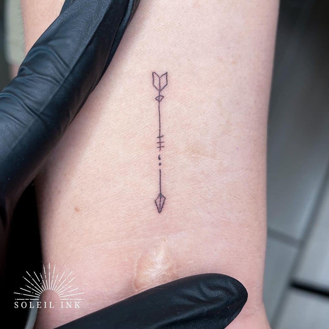 Tatuaje de flecha de punto y coma 2